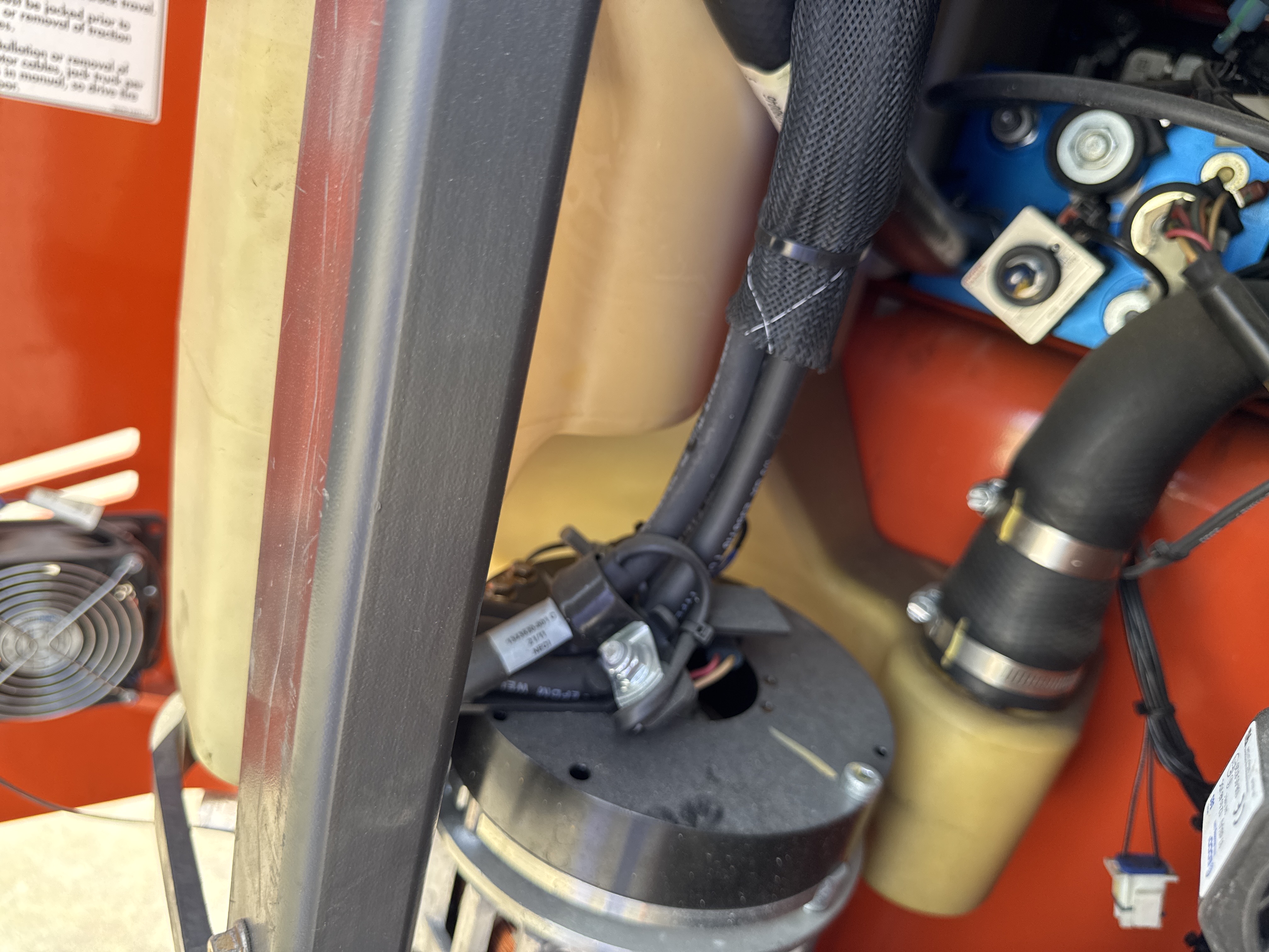 RTM-009-Toyota-9BRU23-Reach-trucks-inspection-Hydraulics-Hydraulic-Tank-2