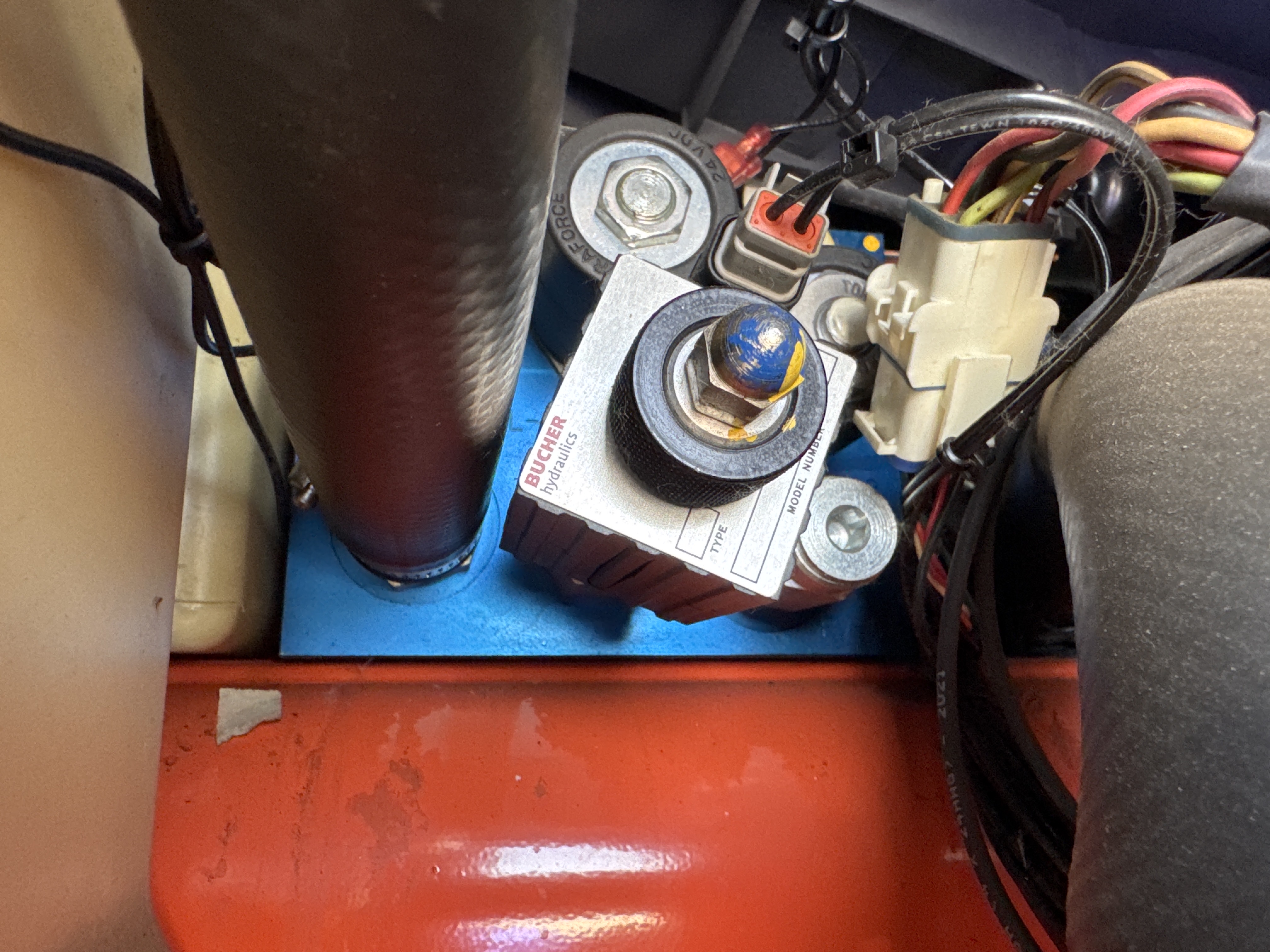 RTM-009-Toyota-9BRU23-Reach-trucks-inspection-Hydraulics-Main-control-valve-(MCV)-1
