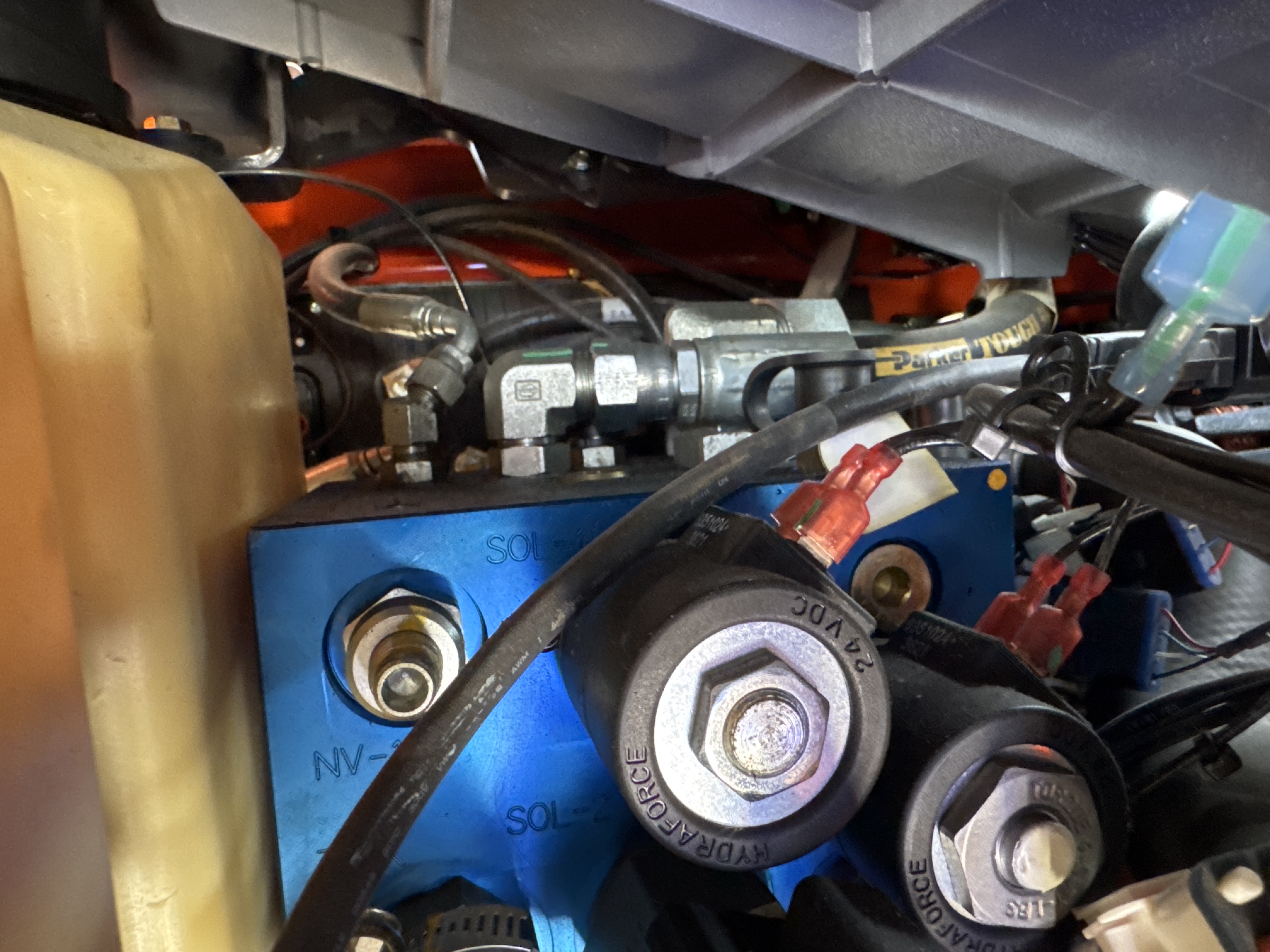 RTM-009-Toyota-9BRU23-Reach-trucks-inspection-Hydraulics-Main-control-valve-(MCV)-1