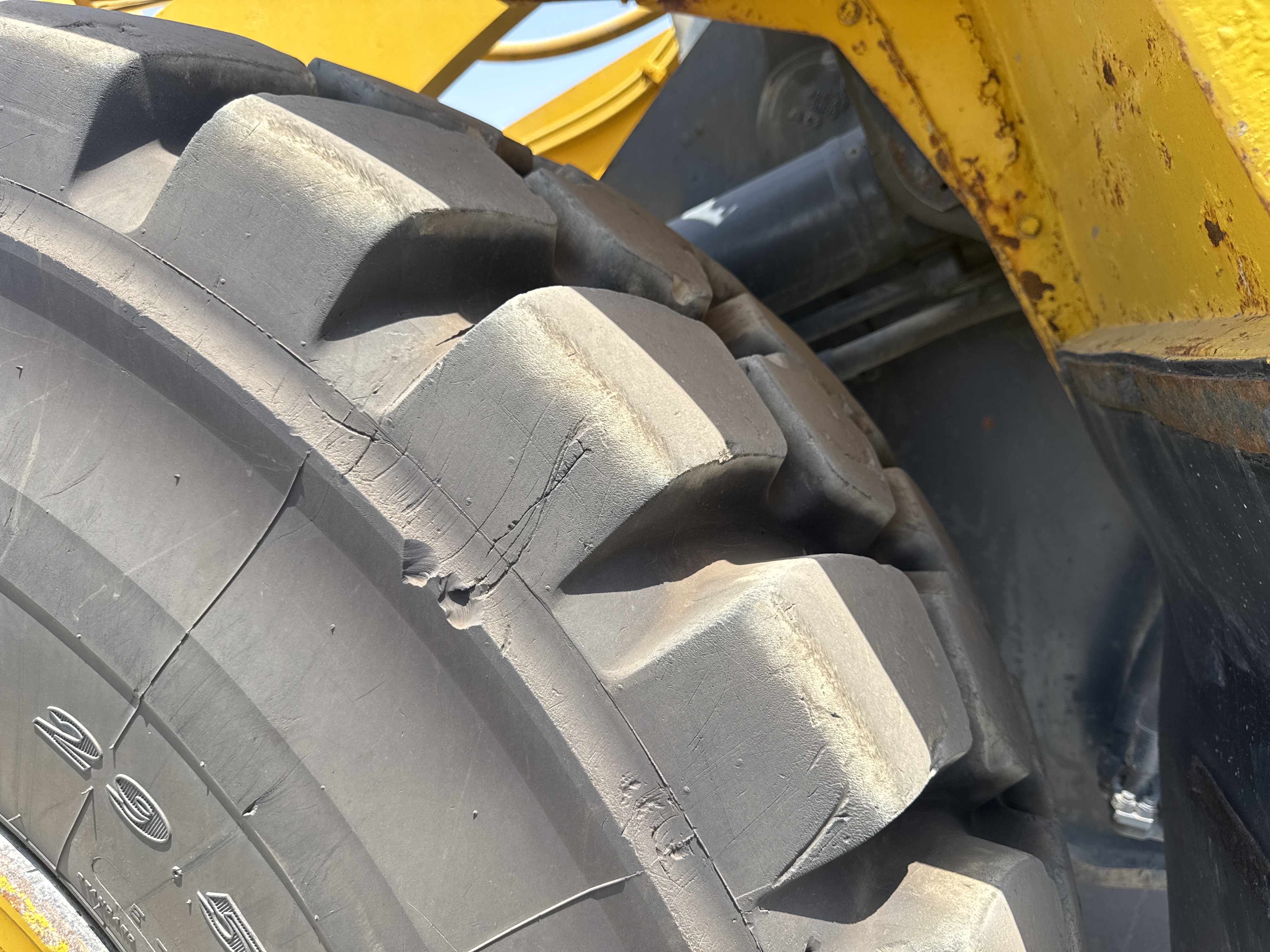 WHL-018-كوماتسو-WA500-6R-لوادر-بعجلات-فحص-الهيكل-الإطار-الأمامي-الأيسر-/-محور-العجلة---الحالة-1