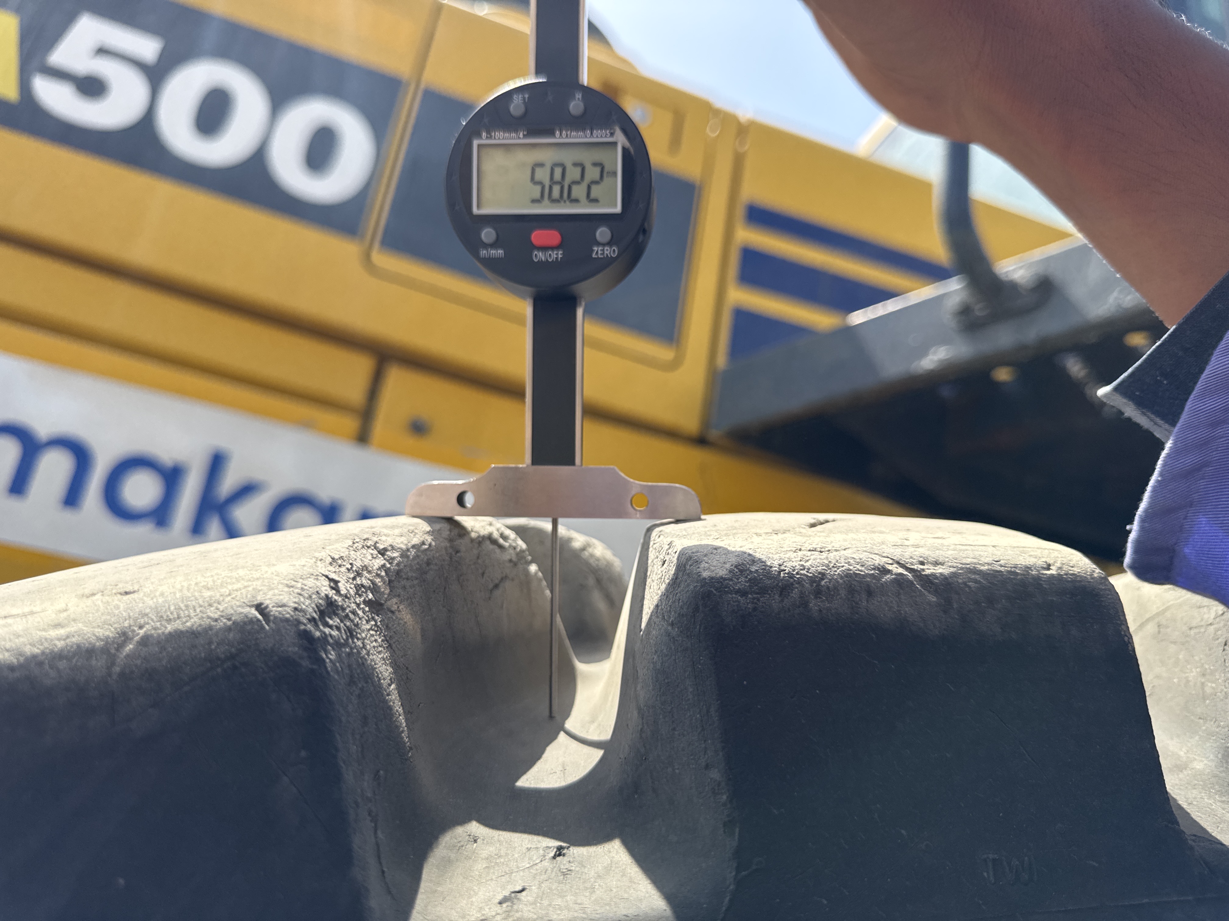 WHL-018-كوماتسو-WA500-6R-لوادر-بعجلات-فحص-الهيكل-الإطار-الخلفي-الأيمن---عمق-المداس-1