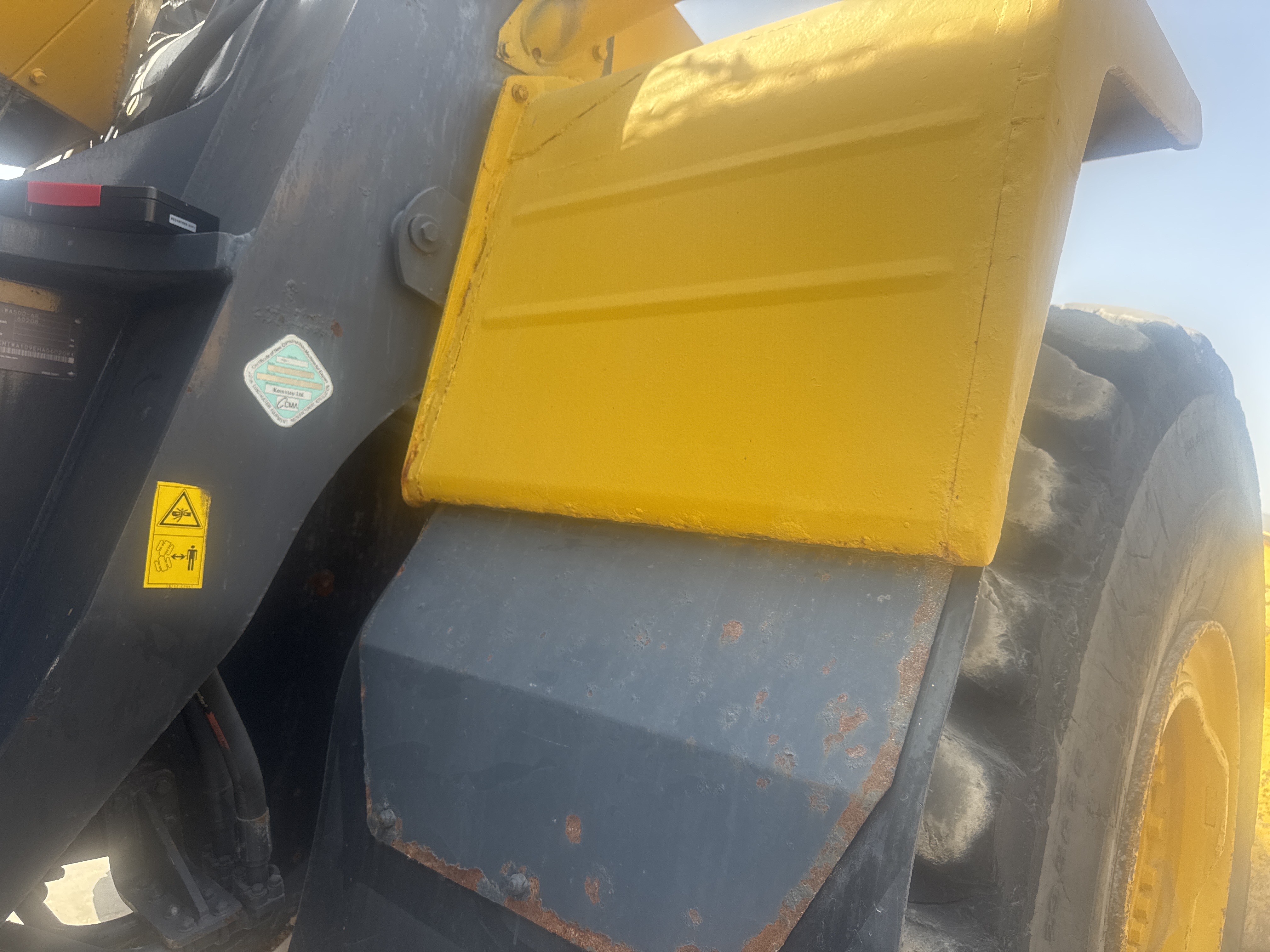 WHL-018-كوماتسو-WA500-6R-لوادر-بعجلات-فحص-الهيكل-الصفائح-المعدنية-(الفيبرجلاس)-1