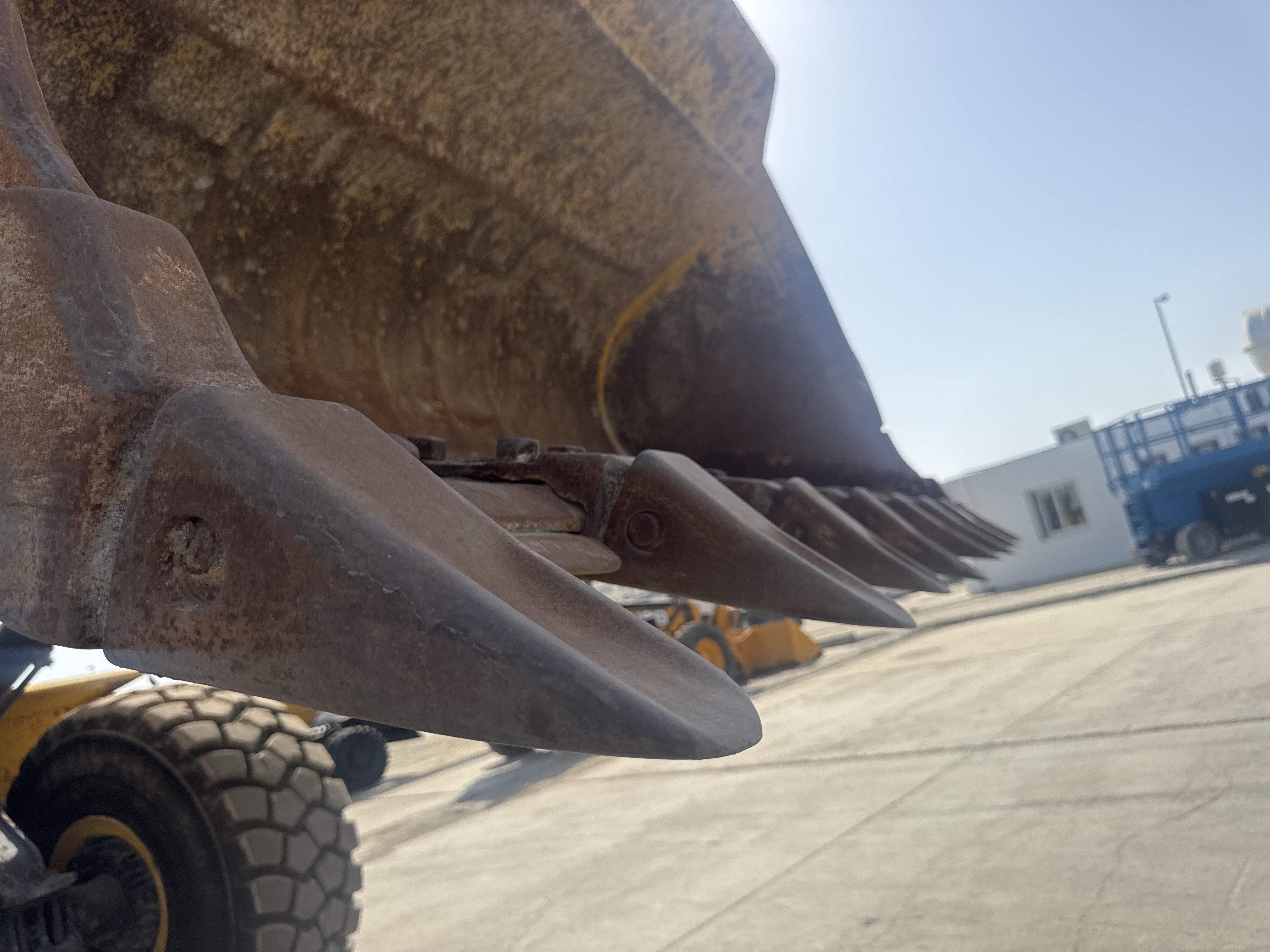 WHL-018-كوماتسو-WA500-6R-لوادر-بعجلات-فحص-المرفقات-أسنان-وحواف-القطع-لدلو-اللودر-1