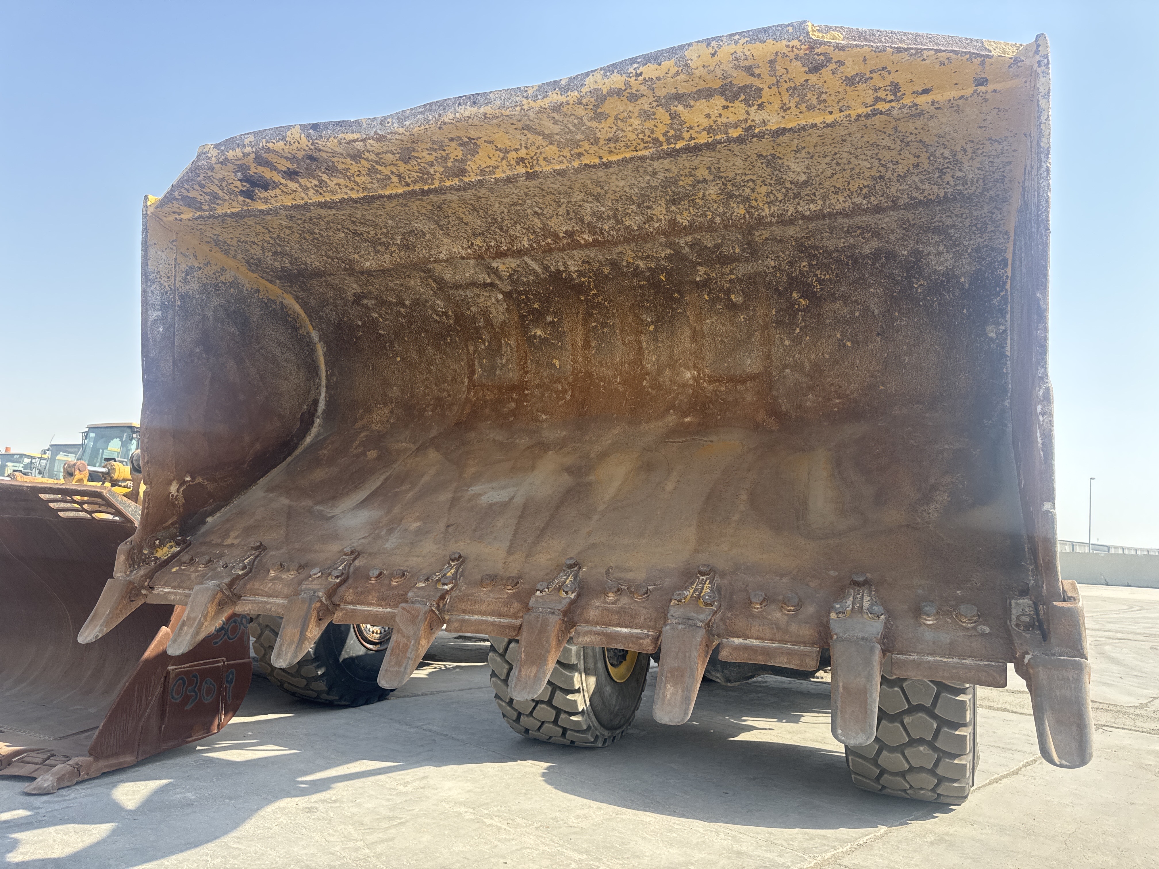 WHL-018-كوماتسو-WA500-6R-لوادر-بعجلات-فحص-المرفقات-أسنان-وحواف-القطع-لدلو-اللودر-1
