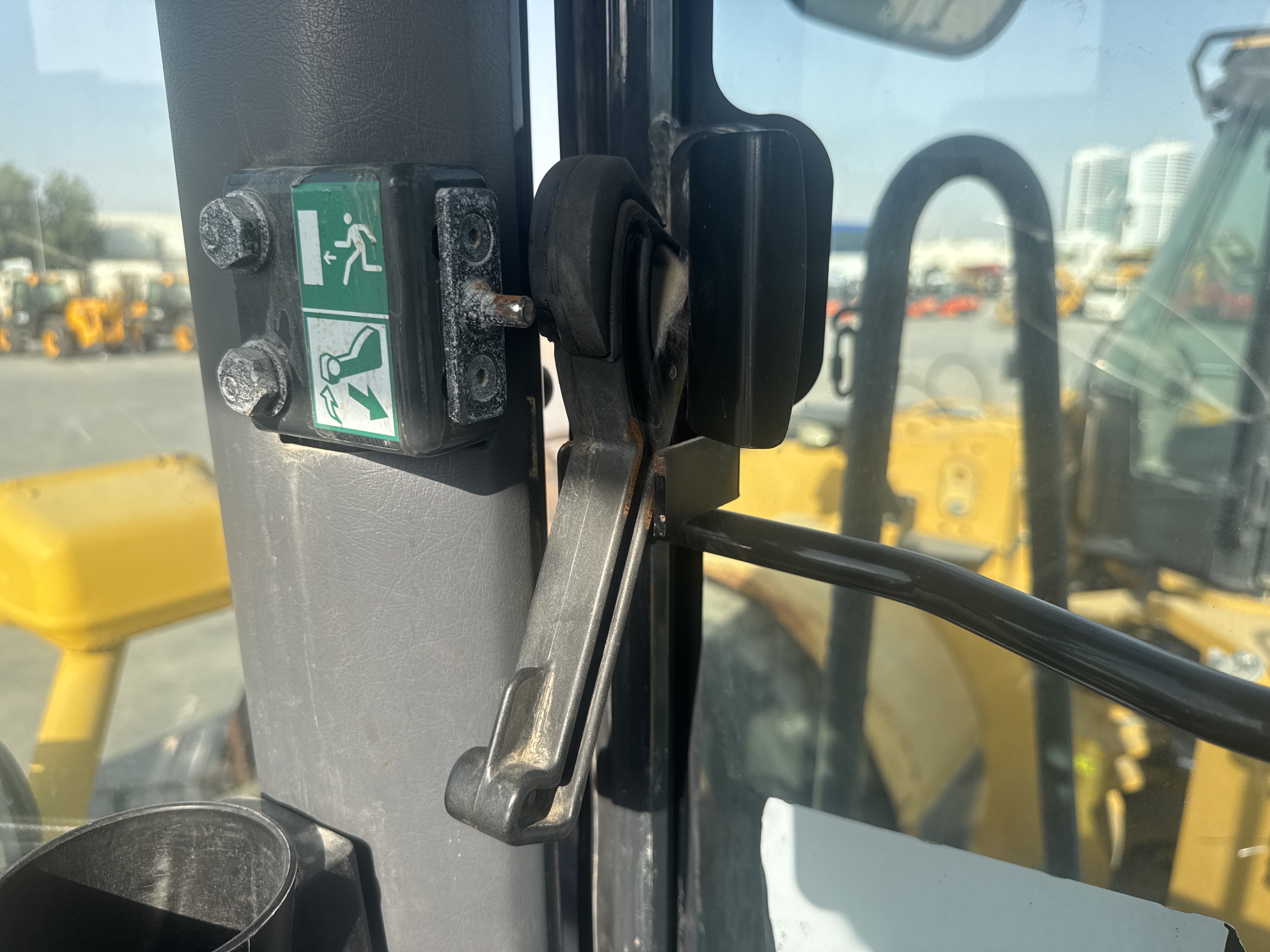 WHL-018-كوماتسو-WA500-6R-لوادر-بعجلات-فحص-الكابينة-قبضات-الباب-1