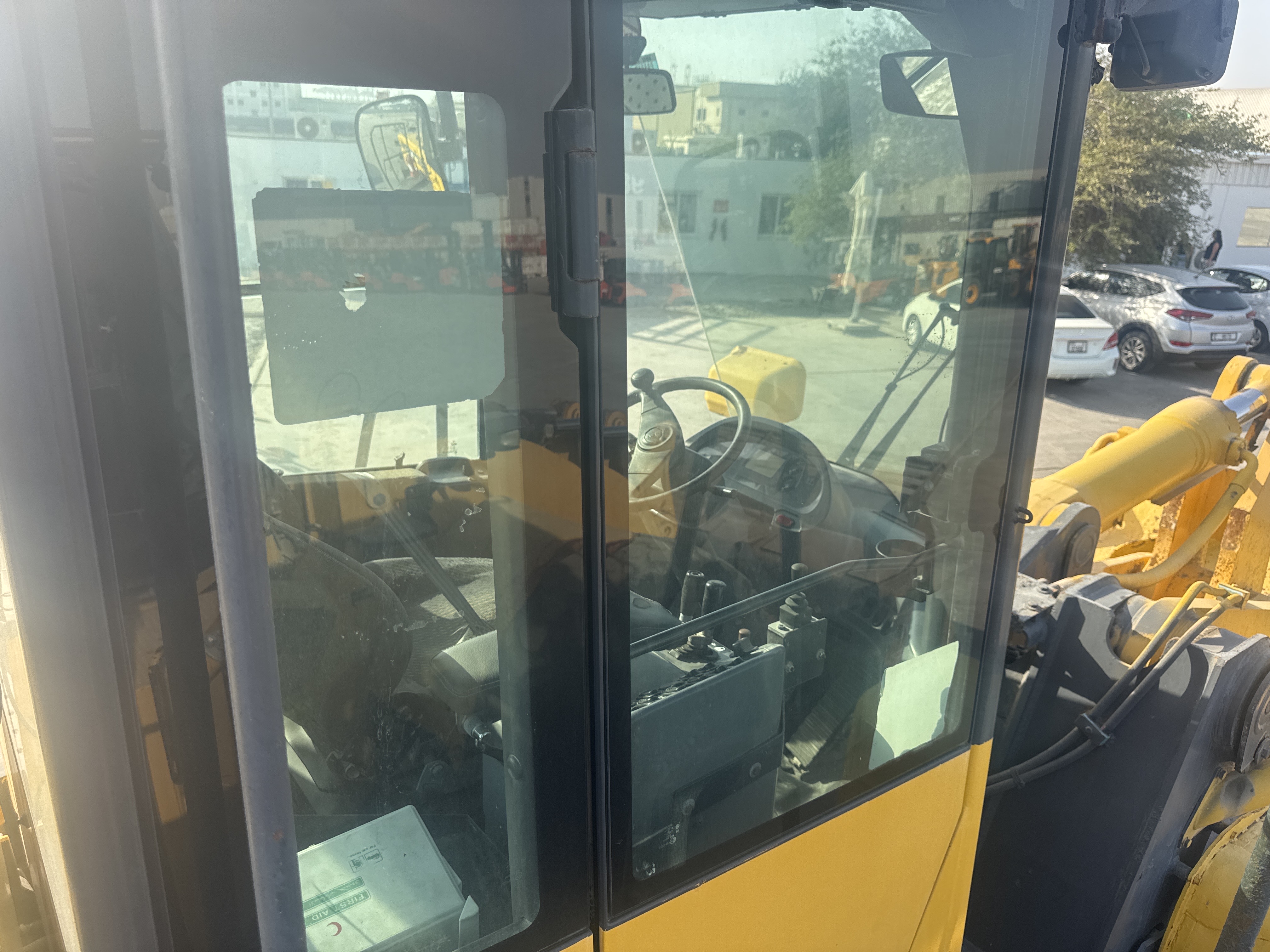 WHL-018-كوماتسو-WA500-6R-لوادر-بعجلات-فحص-الأمان-الزجاج-1