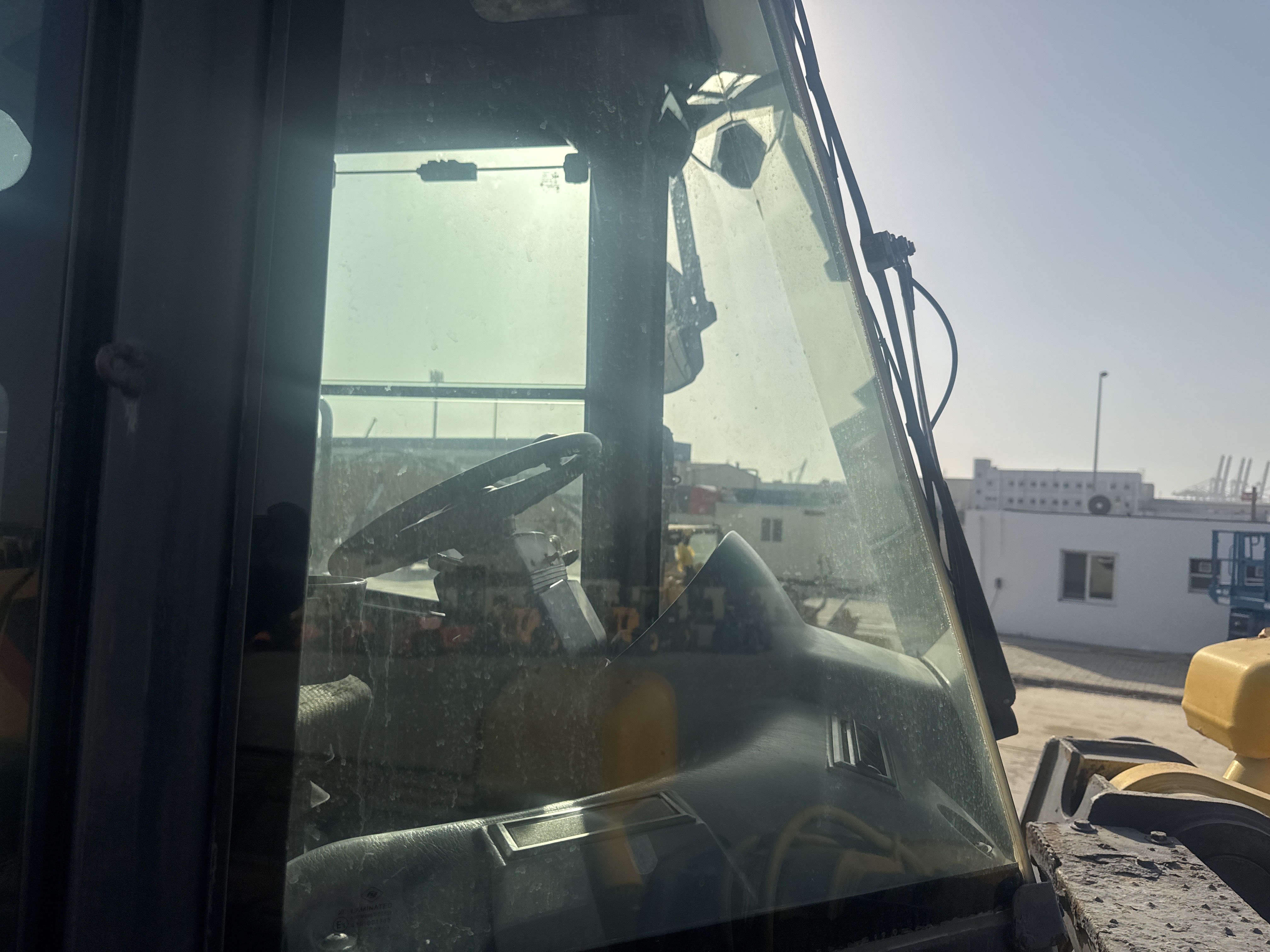 WHL-018-كوماتسو-WA500-6R-لوادر-بعجلات-فحص-الأمان-الزجاج-1