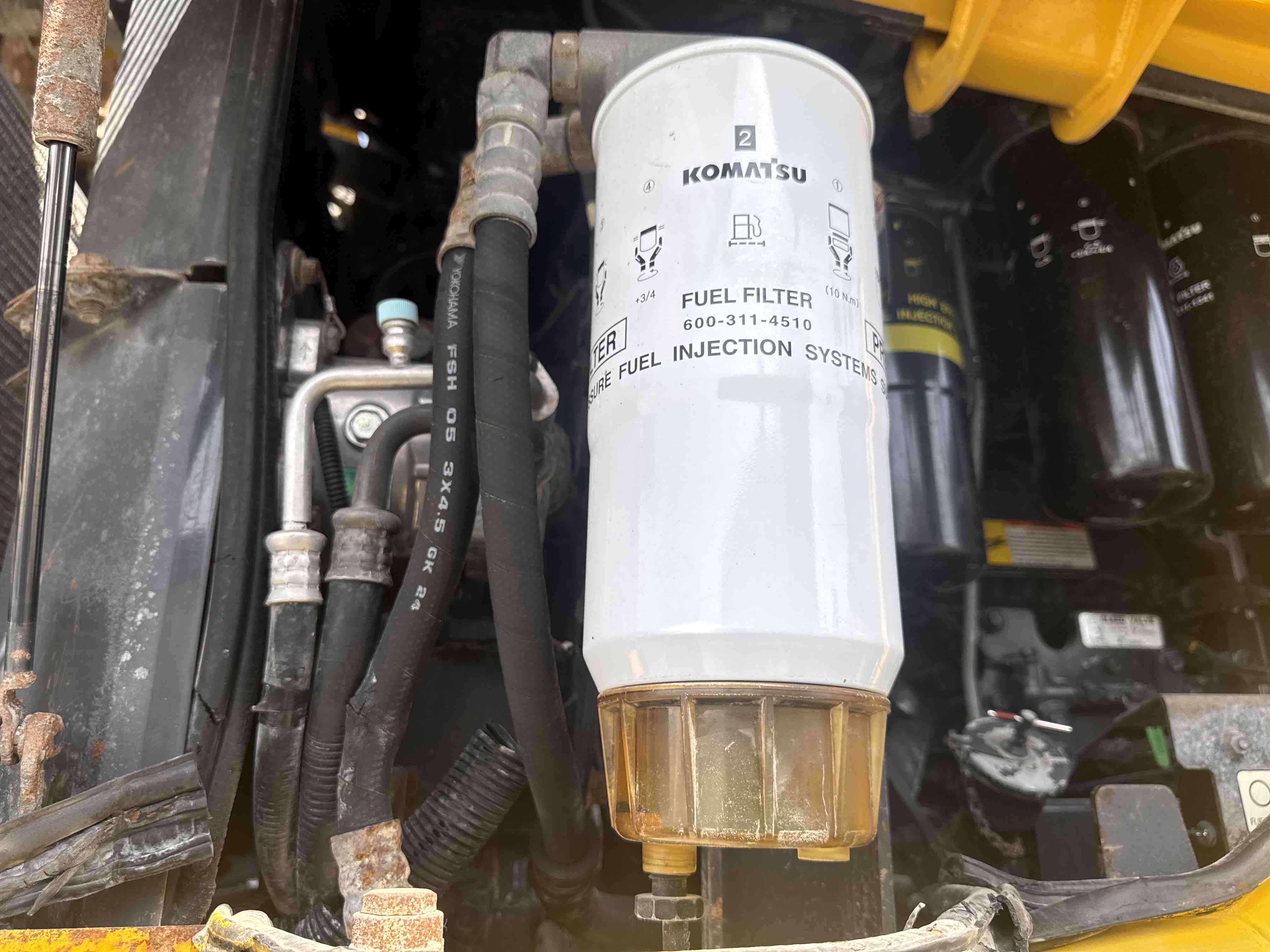 WHL-018-كوماتسو-WA500-6R-لوادر-بعجلات-فحص-المحرك-تسريب-الوقود-1