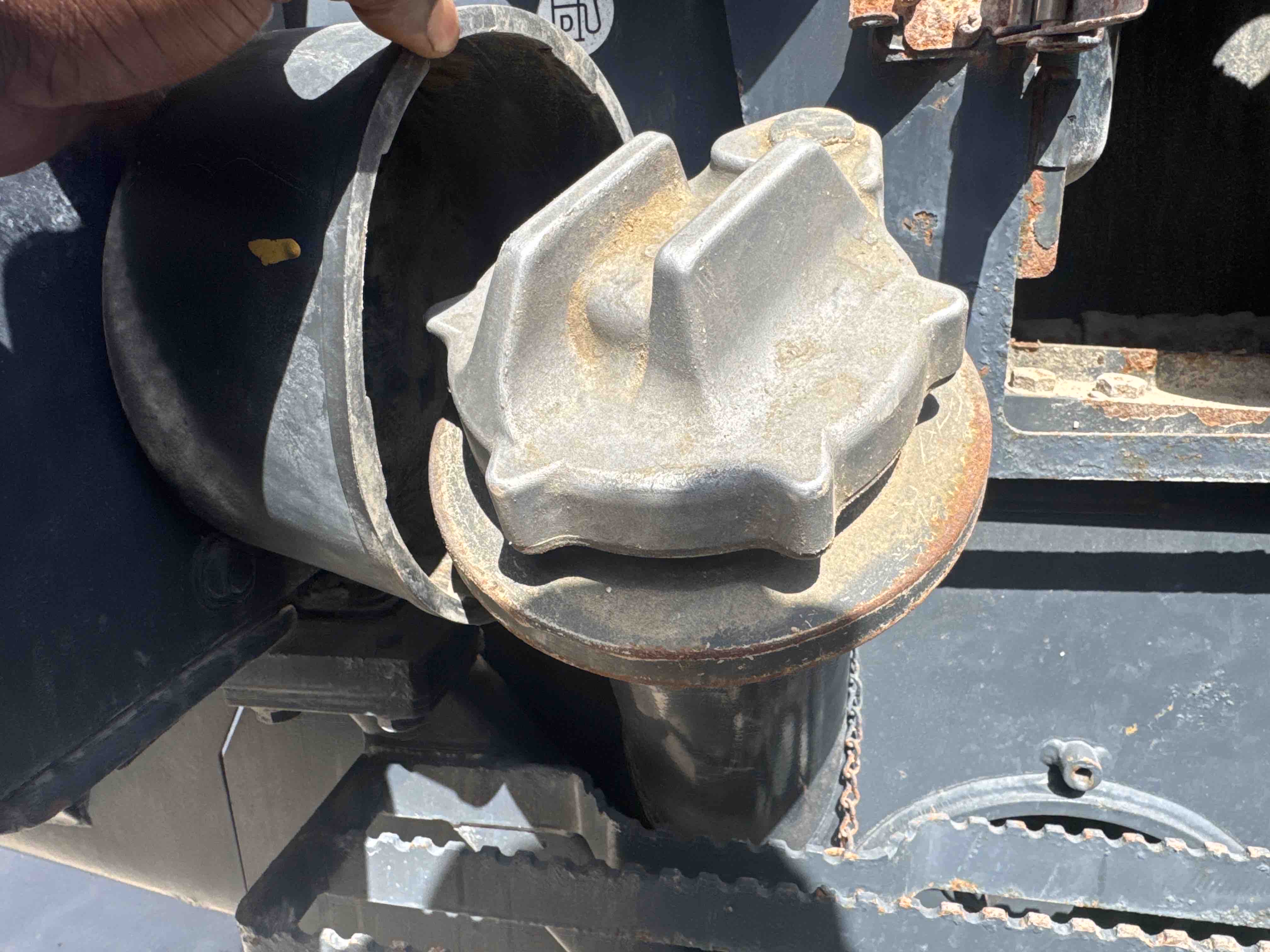 WHL-018-كوماتسو-WA500-6R-لوادر-بعجلات-فحص-المحرك-تسريب-الوقود-1