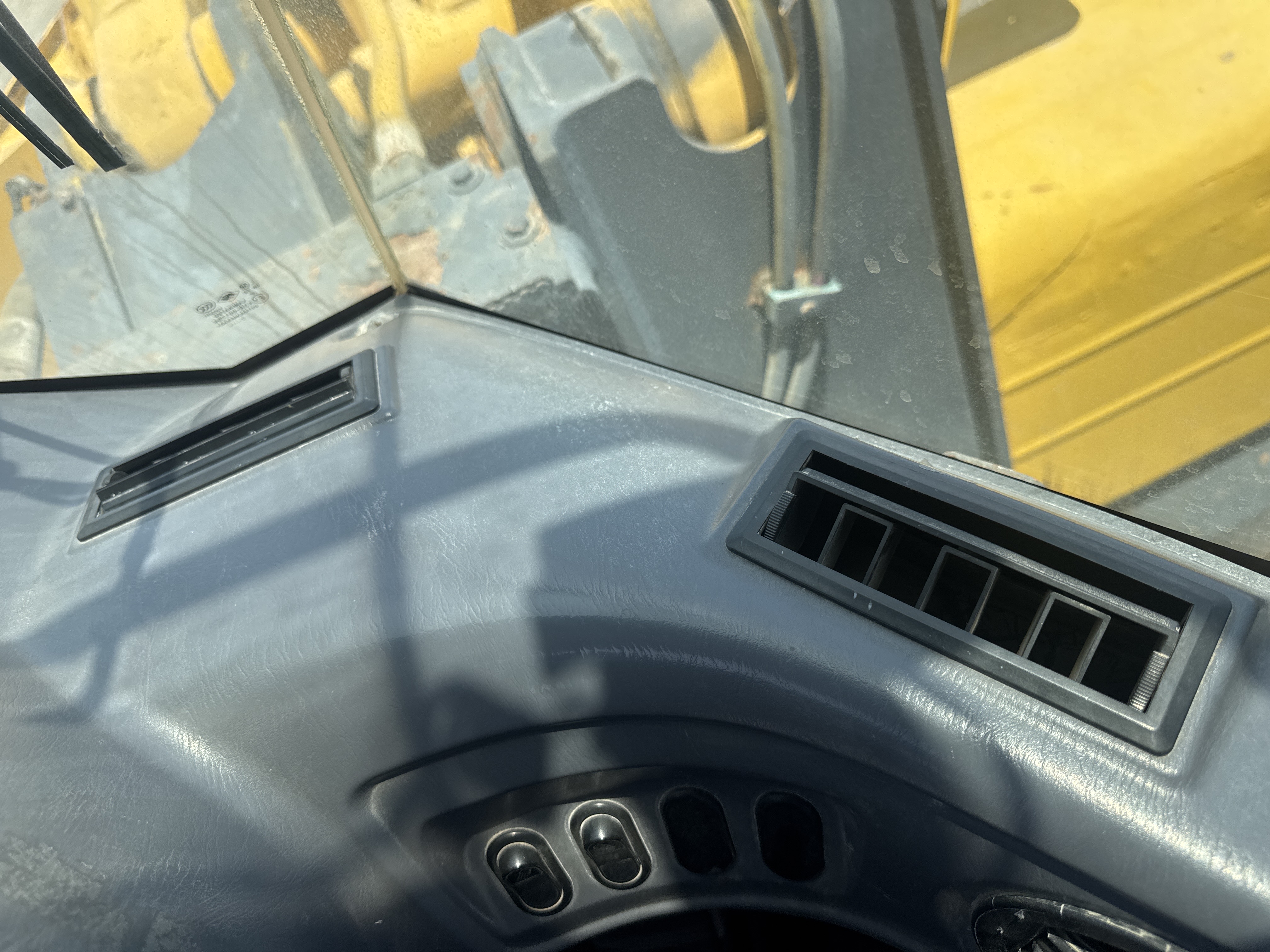 WHL-018-كوماتسو-WA500-6R-لوادر-بعجلات-فحص-نظام-التكييف-فتحات-التهوية-والتكييف-1