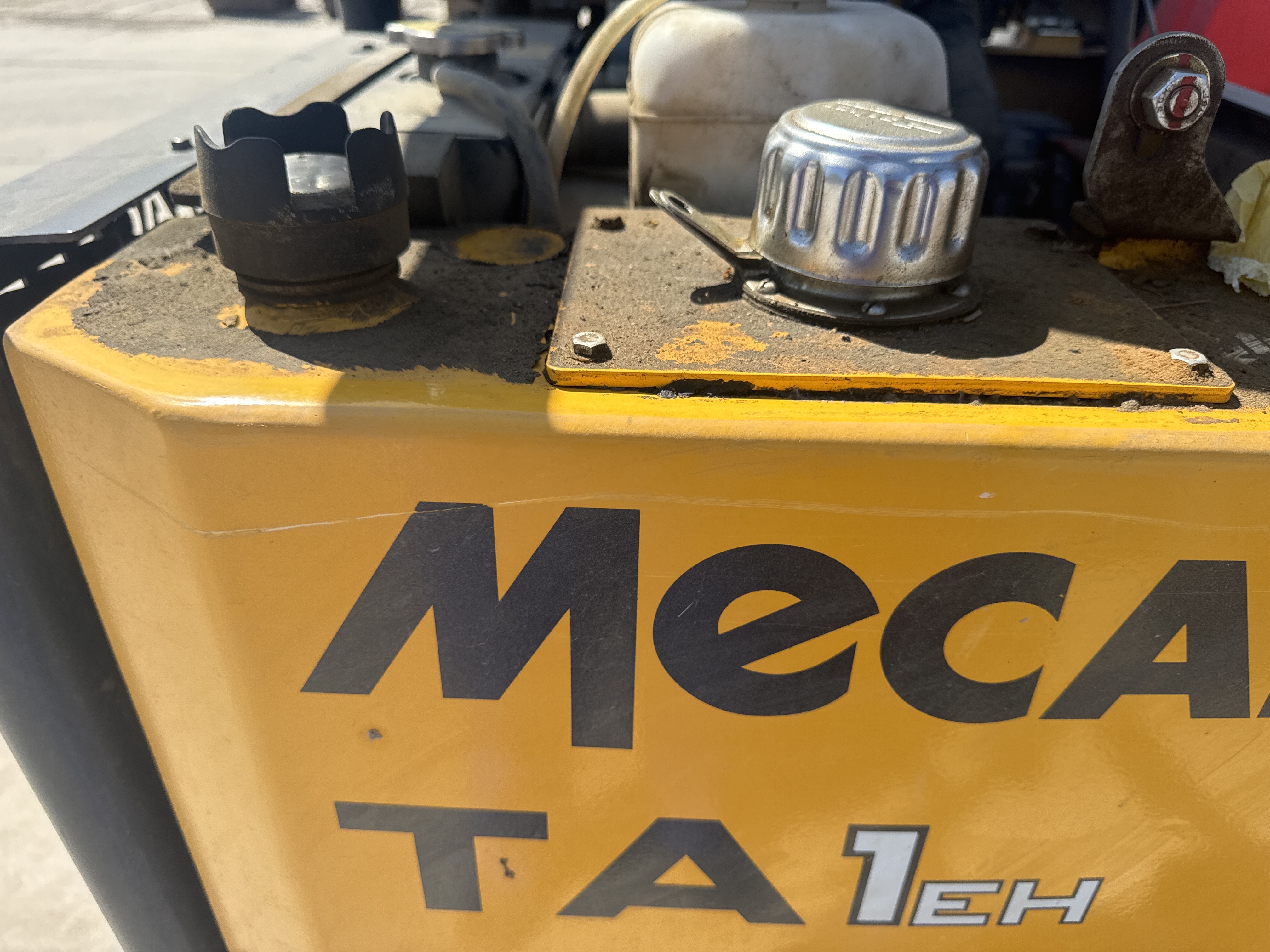 MDT-002-ميكالاك-TA1EH-قلابات-صغيرة-فحص-المحرك-خزان-الوقود-1