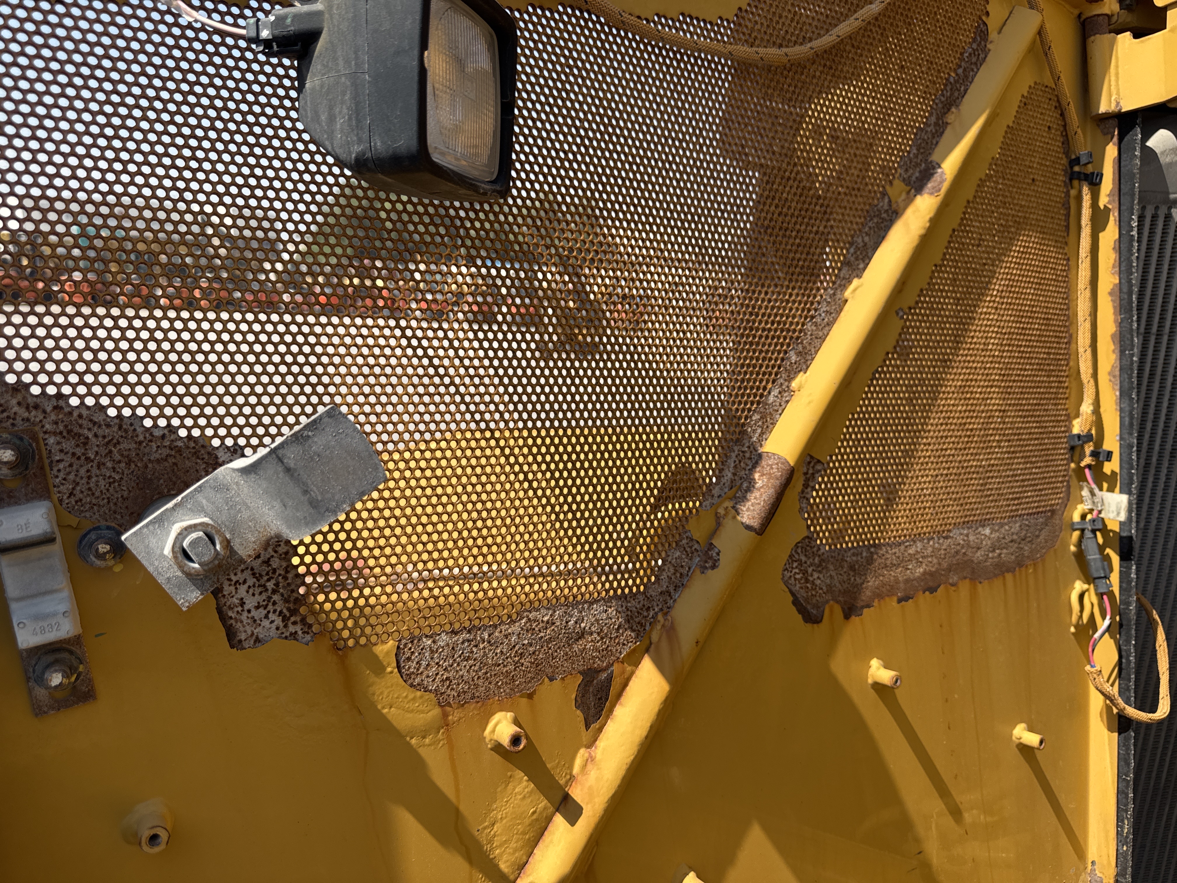 CDB-017-Cat-D8T-Crawler-dozers-inspection-Structure-Sheet-metal-(fiberglass)-1