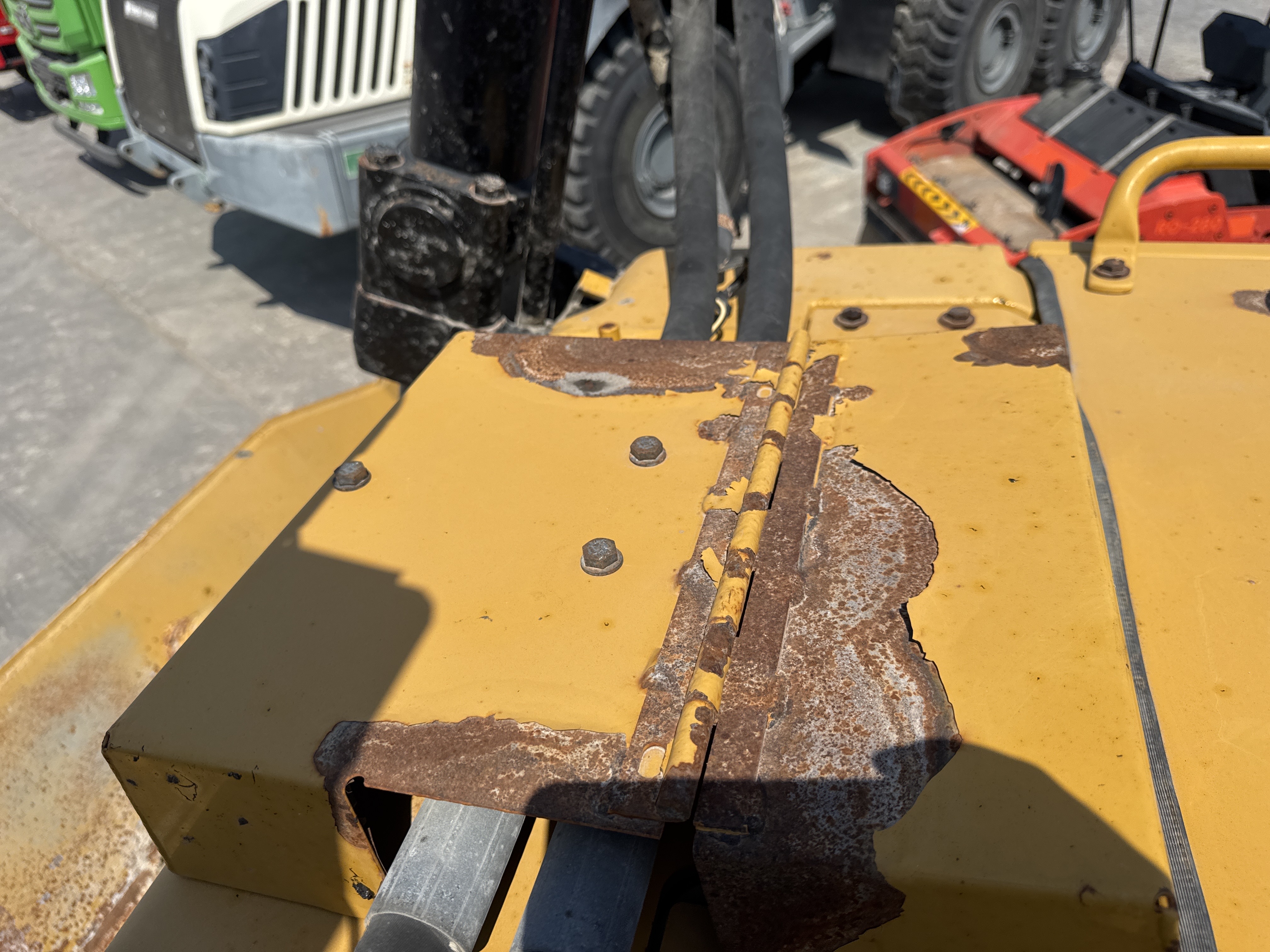 CDB-017-Cat-D8T-Crawler-dozers-inspection-Structure-Sheet-metal-(fiberglass)-1
