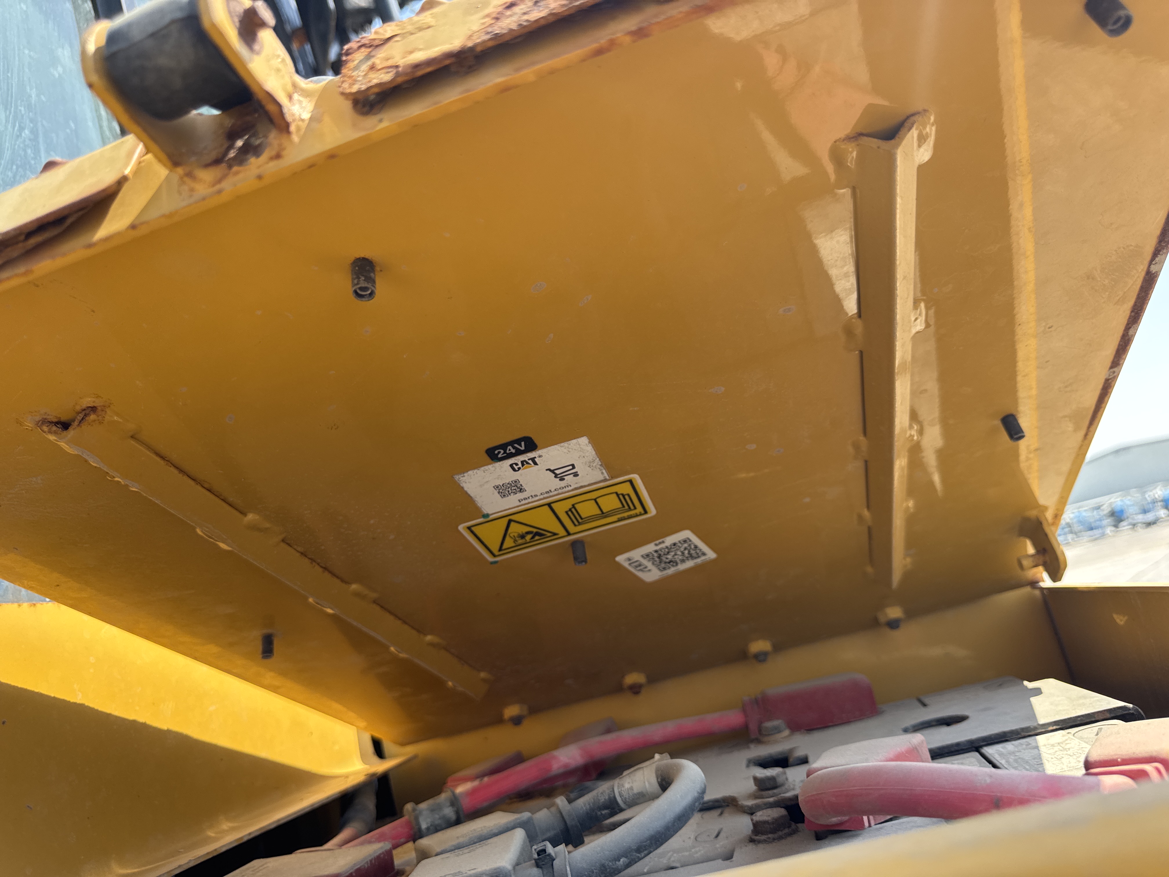 CDB-017-Cat-D8T-Crawler-dozers-inspection-Structure-Sheet-metal-(fiberglass)-1