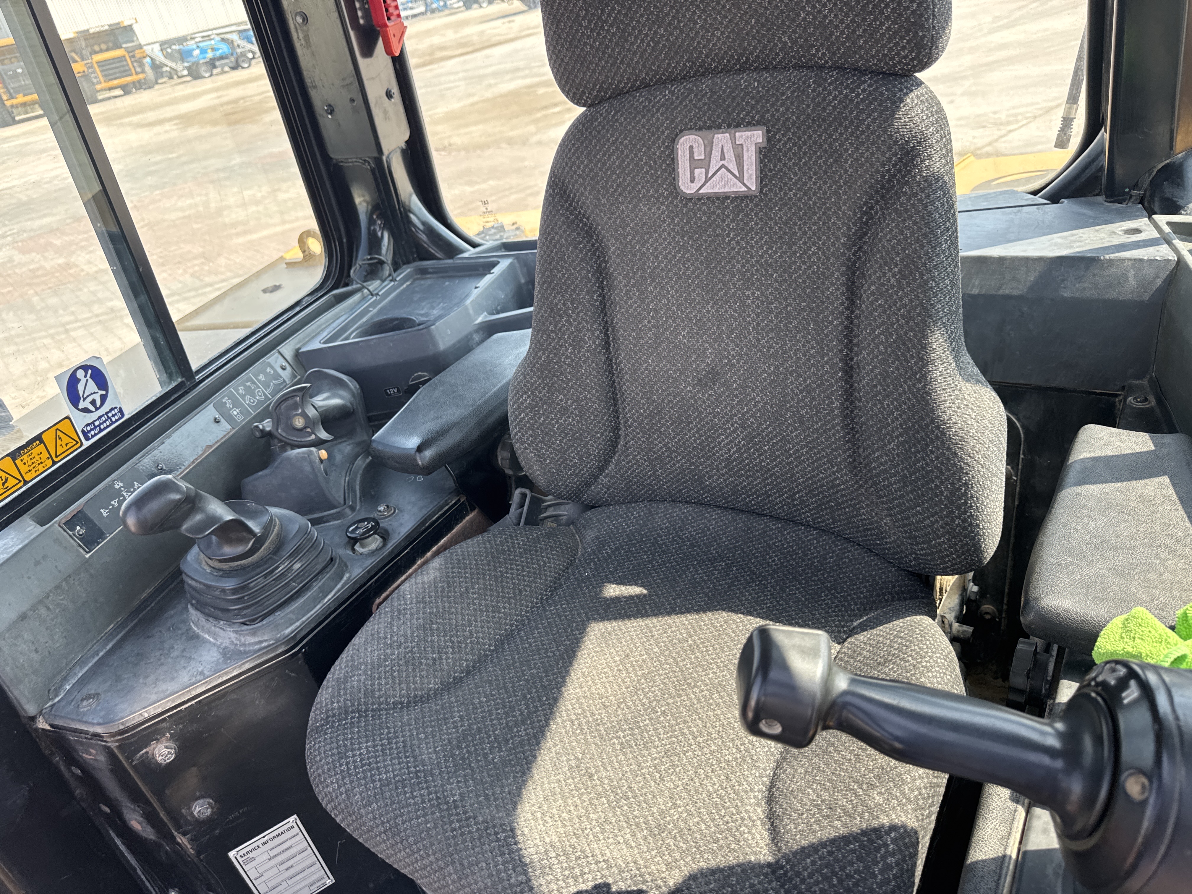 CDB-017-Cat-D8T-Crawler-dozers-inspection-Cabin-Seats/armrests-1