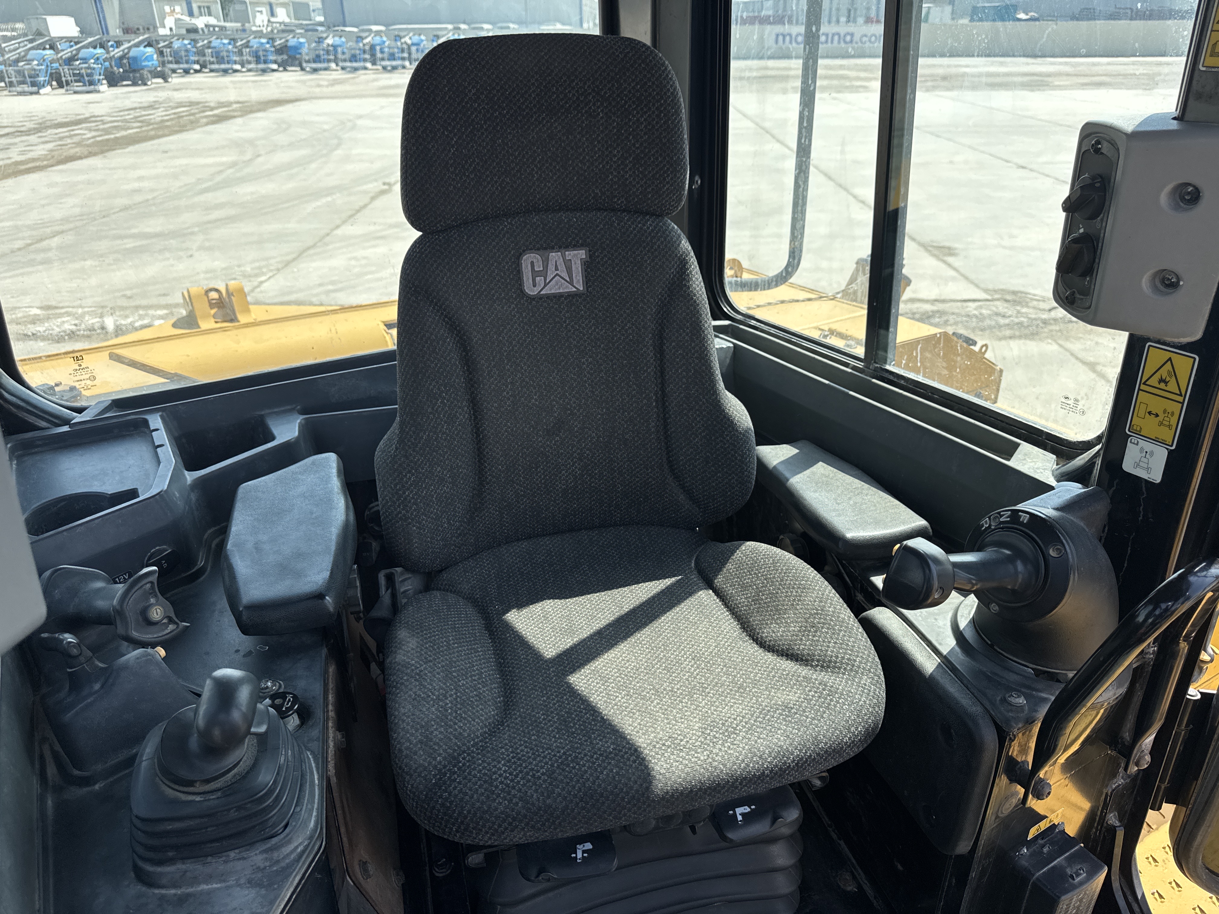 CDB-017-Cat-D8T-Crawler-dozers-inspection-Cabin-Seats/armrests-1