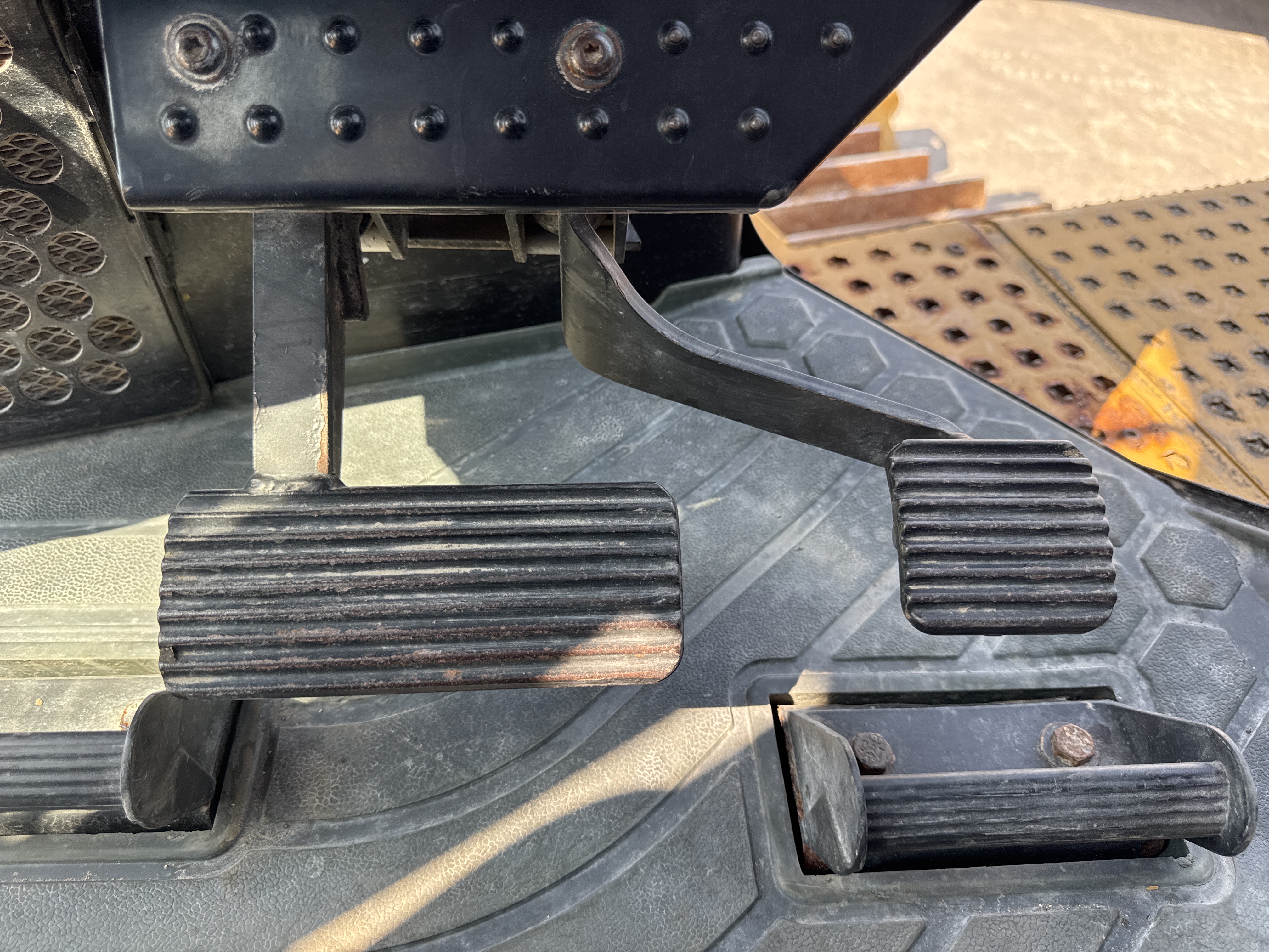 CDB-017-Cat-D8T-Crawler-dozers-inspection-Cabin-Pedals-1