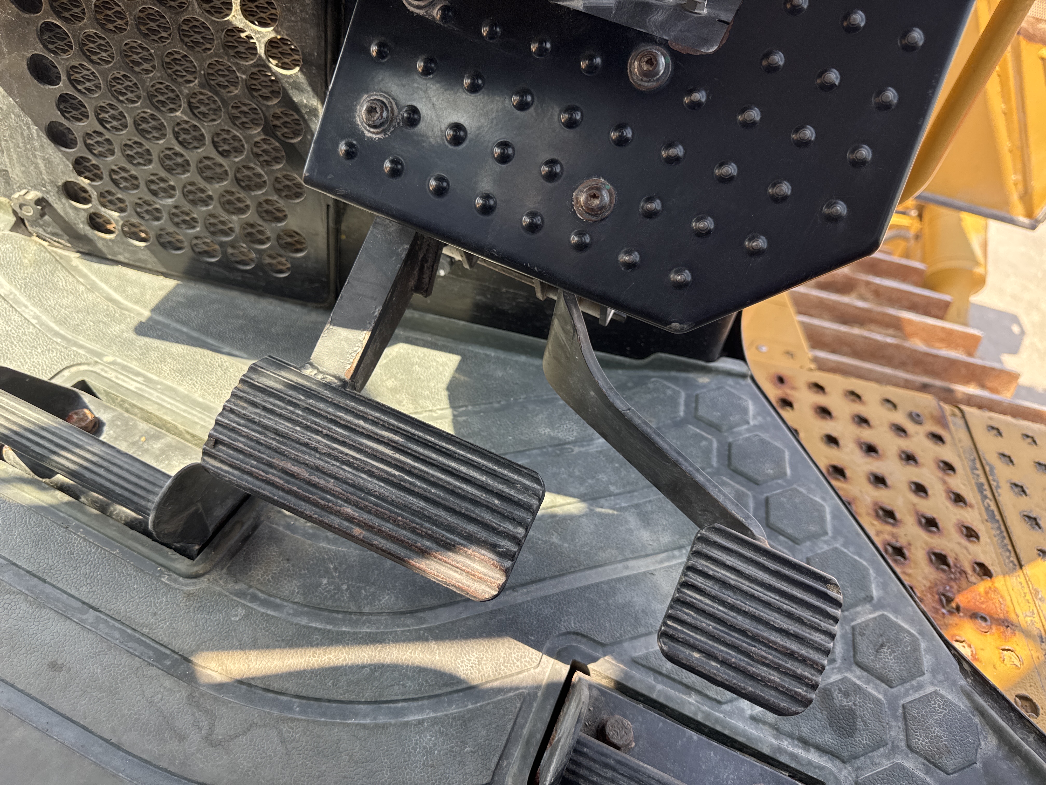 CDB-017-Cat-D8T-Crawler-dozers-inspection-Cabin-Pedals-1