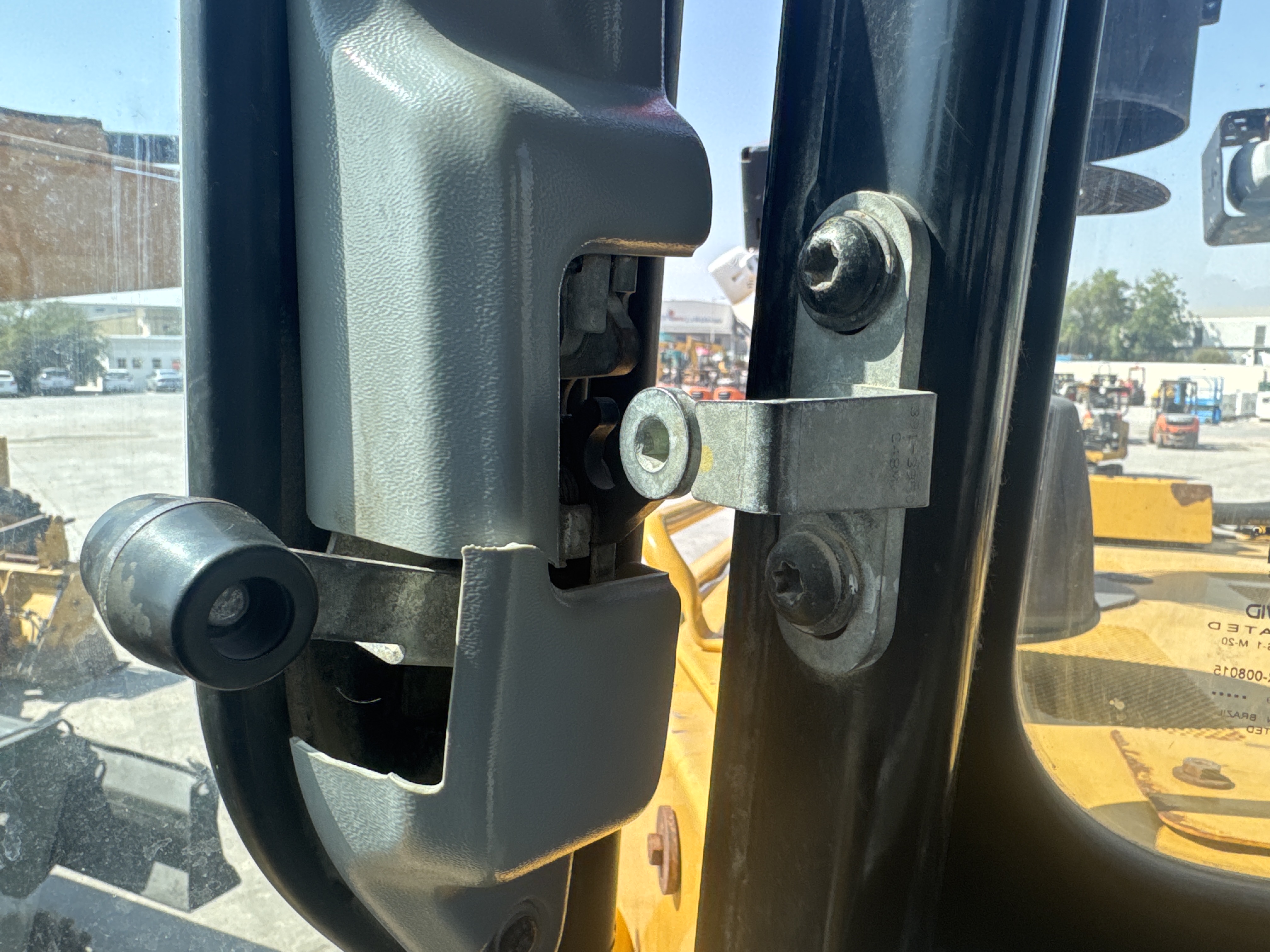 CDB-017-Cat-D8T-Crawler-dozers-inspection-Cabin-Door-handles-1
