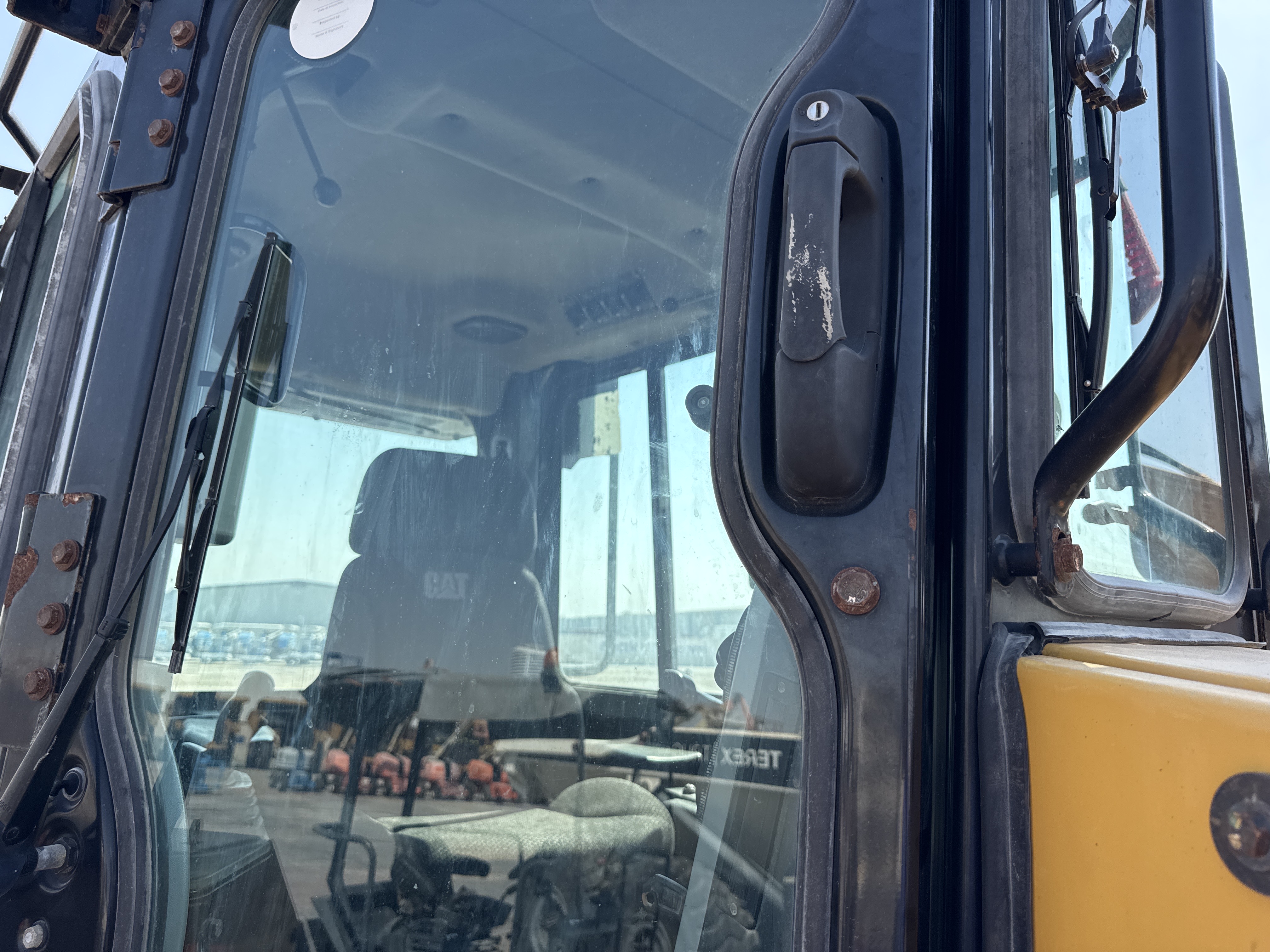 CDB-017-Cat-D8T-Crawler-dozers-inspection-Cabin-Door-handles-1