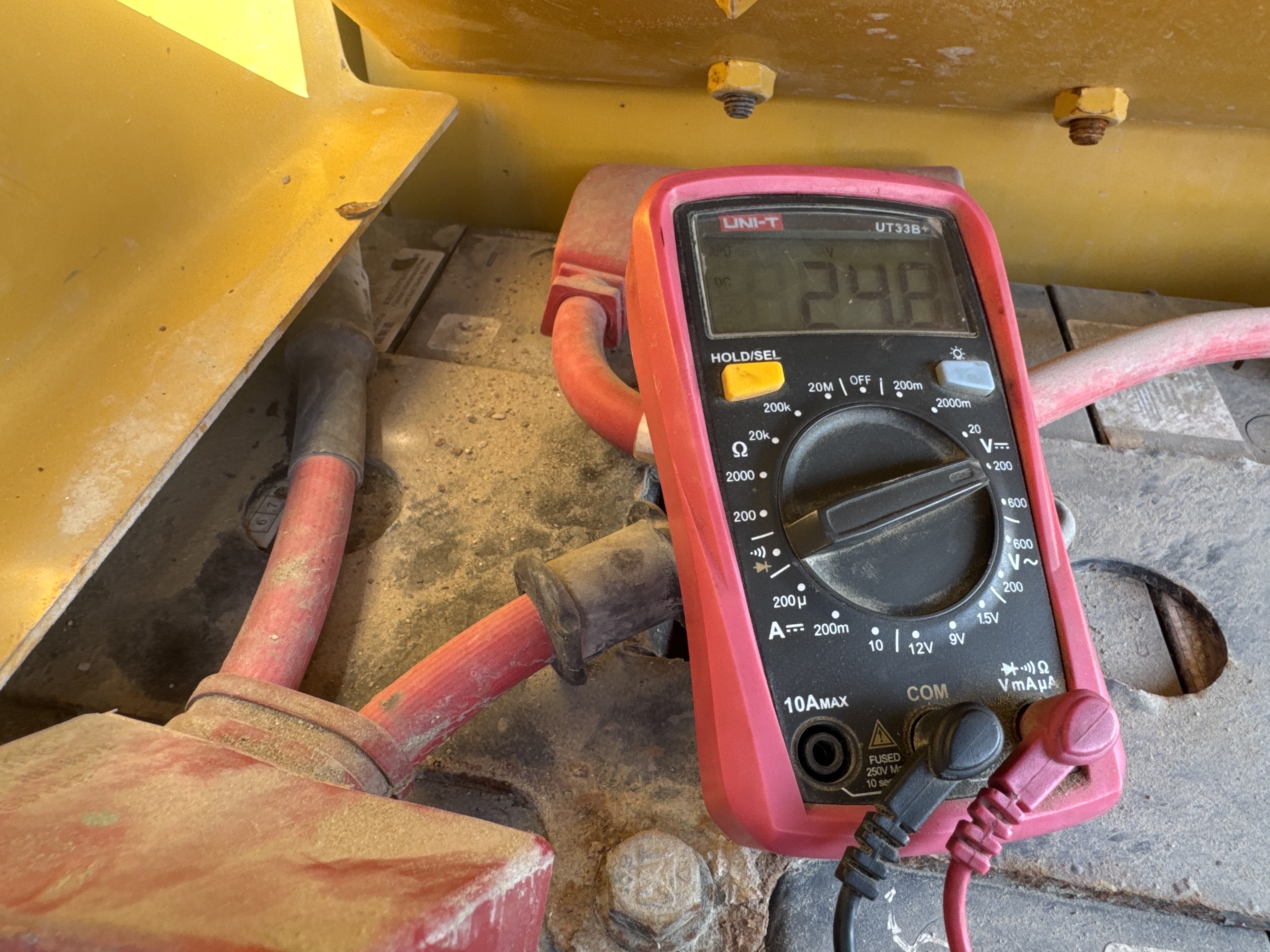 CDB-017-Cat-D8T-Crawler-dozers-inspection-Electronics-Battery-1