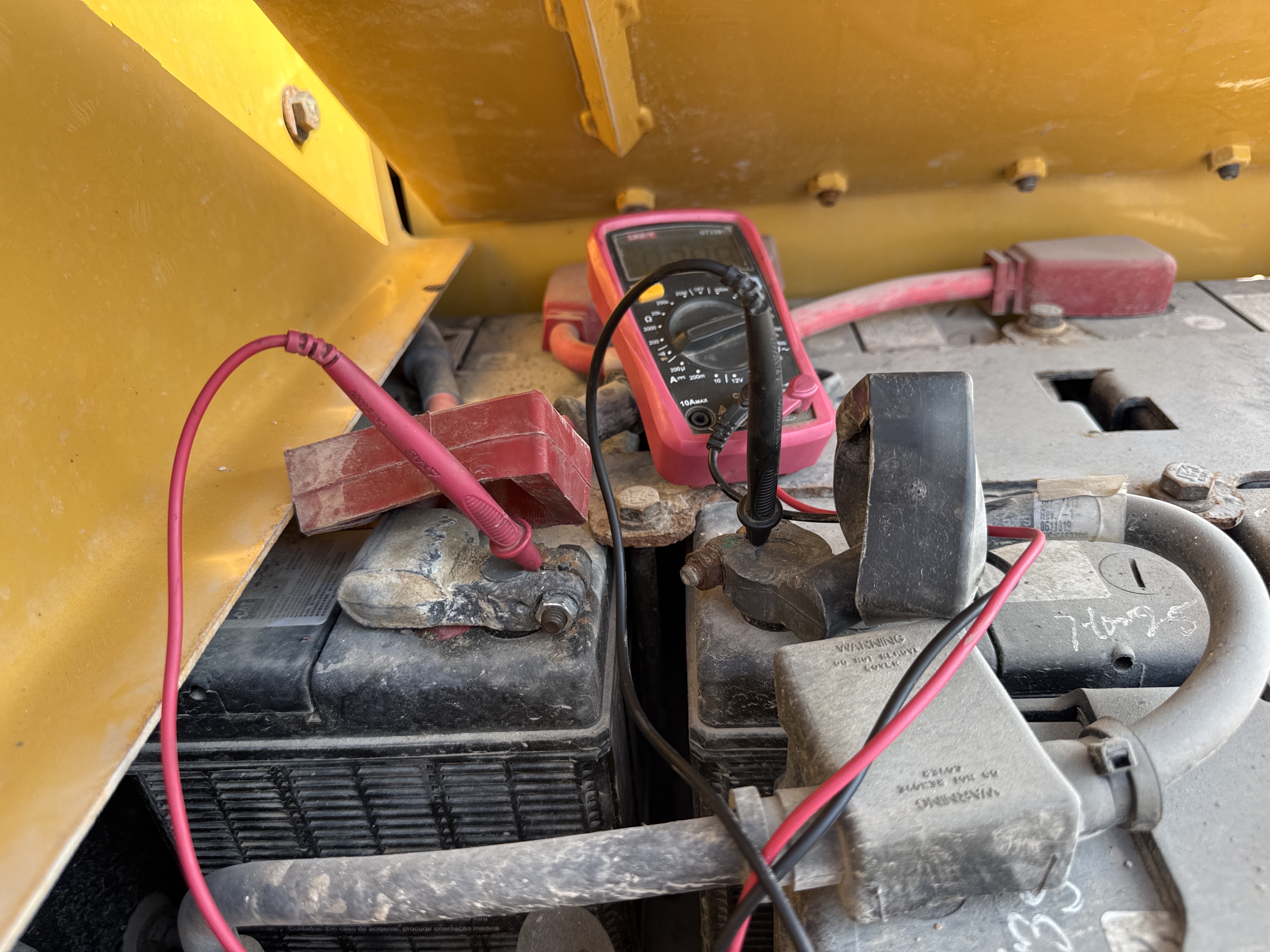 CDB-017-Cat-D8T-Crawler-dozers-inspection-Electronics-Battery-1