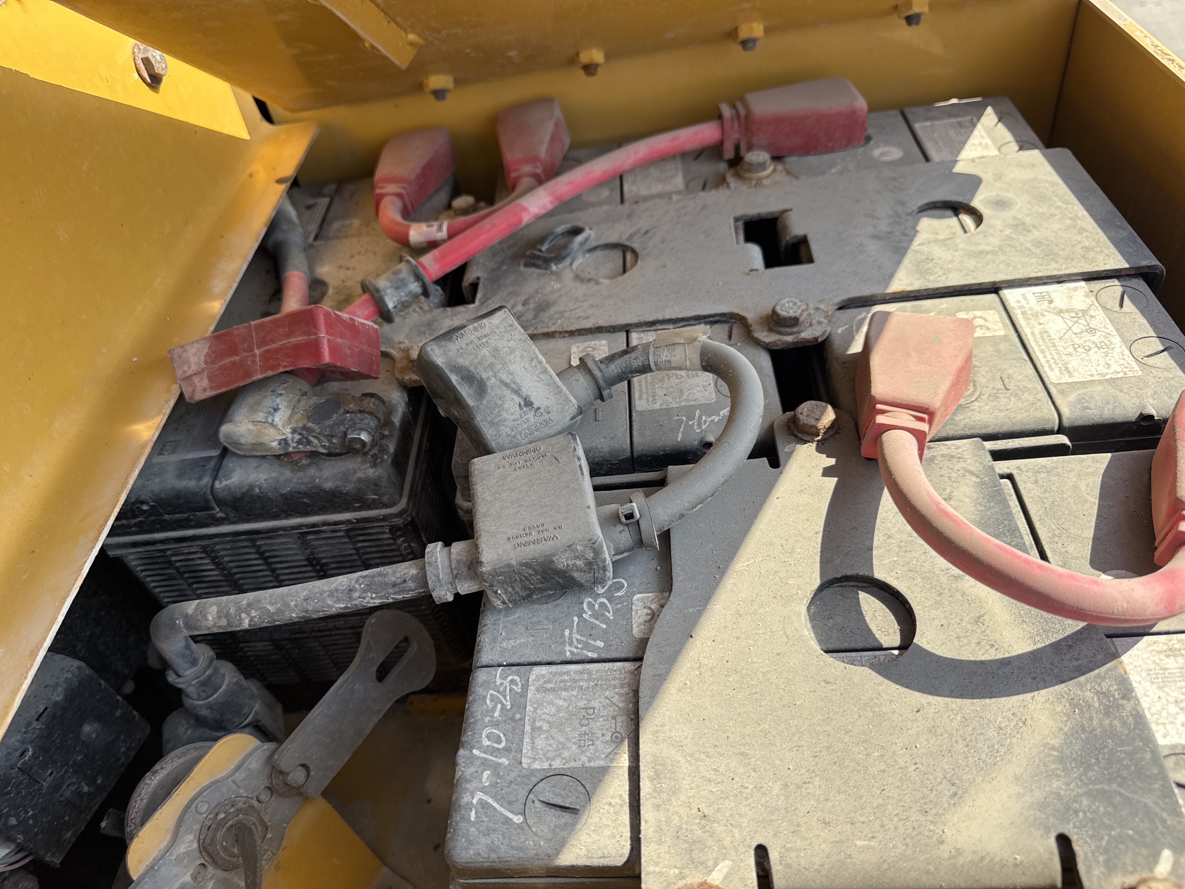 CDB-017-Cat-D8T-Crawler-dozers-inspection-Electronics-Battery-1