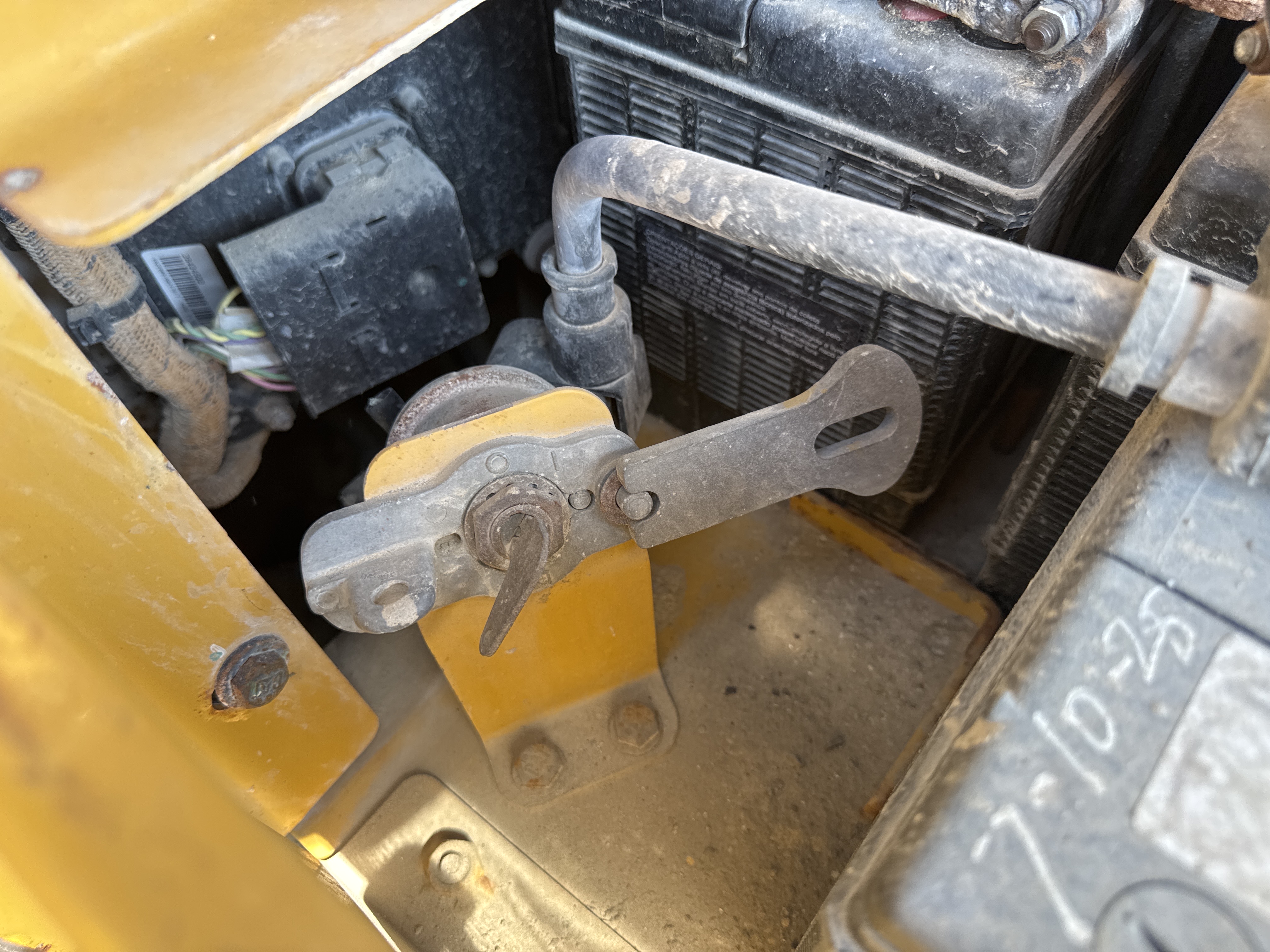 CDB-017-Cat-D8T-Crawler-dozers-inspection-Electronics-Battery-1