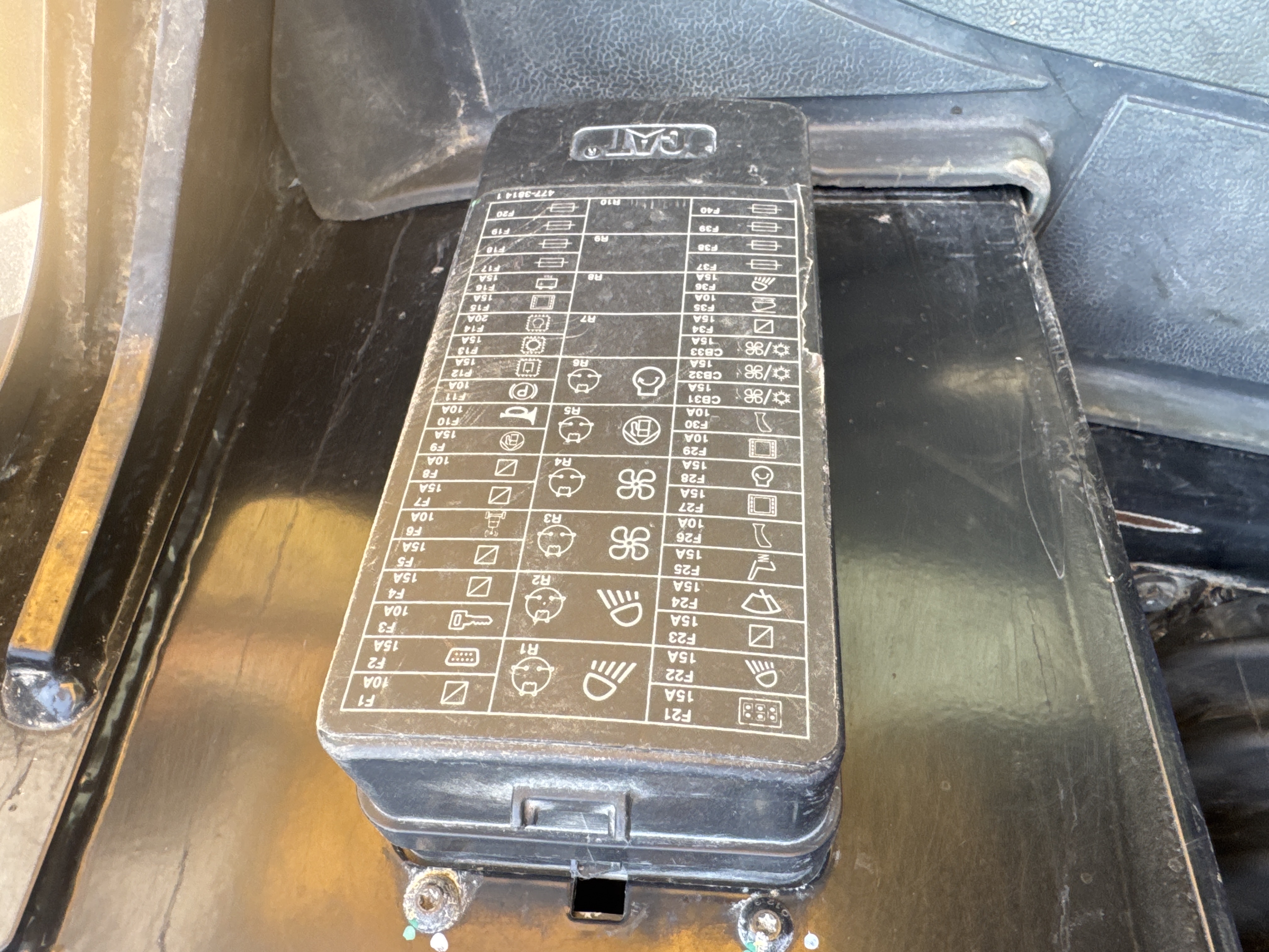 CDB-017-Cat-D8T-Crawler-dozers-inspection-Electronics-Fuse-box-1