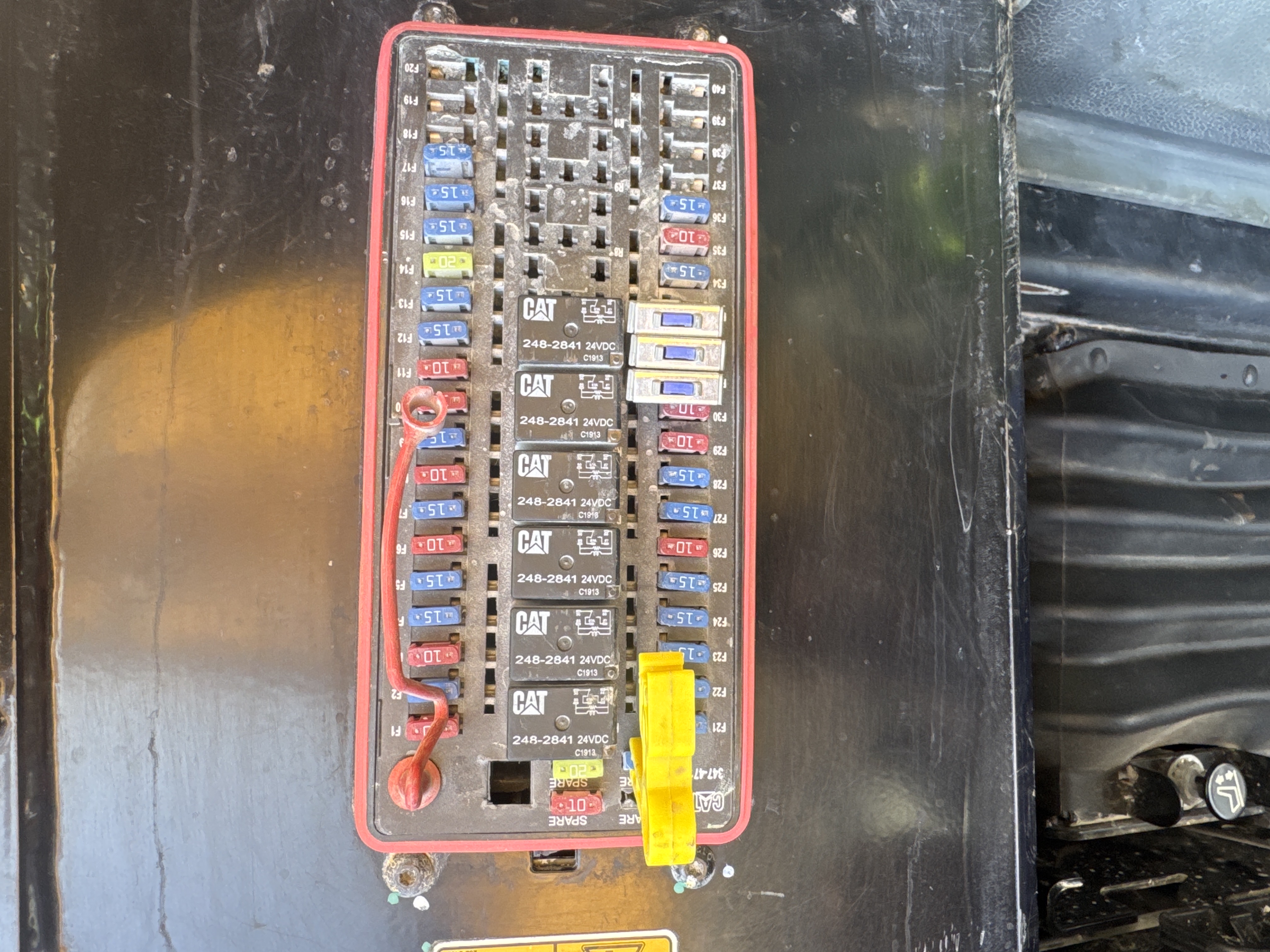 CDB-017-Cat-D8T-Crawler-dozers-inspection-Electronics-Fuse-box-1
