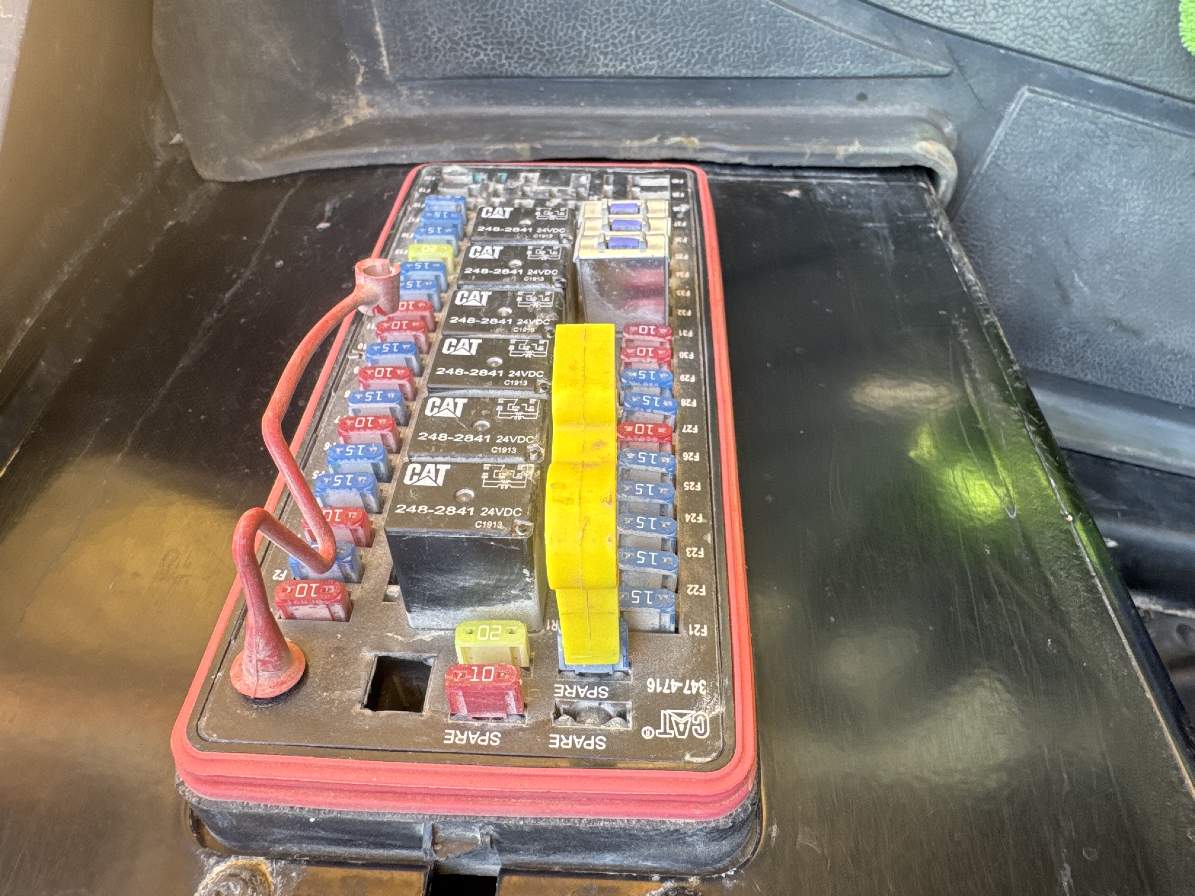 CDB-017-Cat-D8T-Crawler-dozers-inspection-Electronics-Fuse-box-1