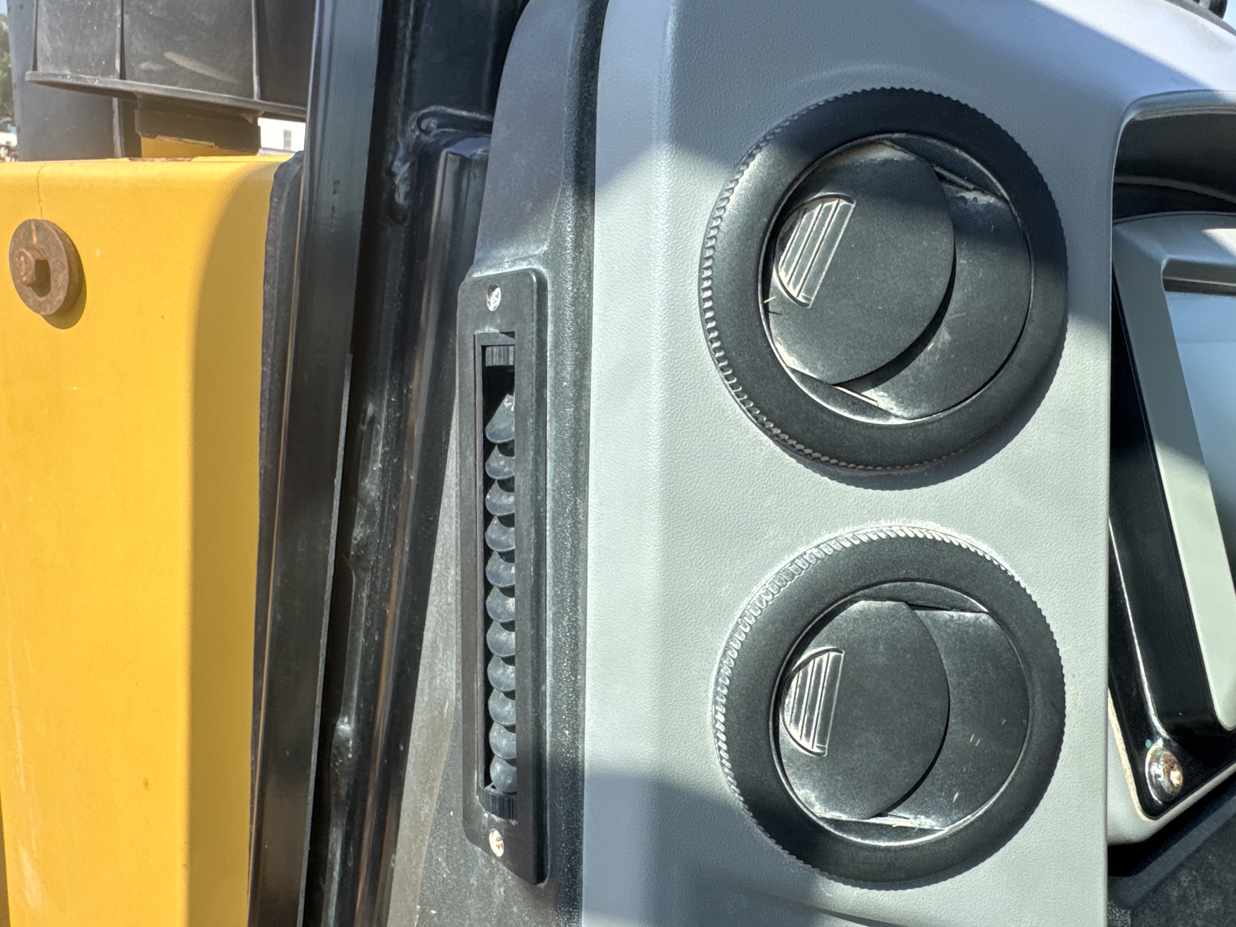 CDB-017-Cat-D8T-Crawler-dozers-inspection-Air-conditioning-Vents-and-air-flow-2