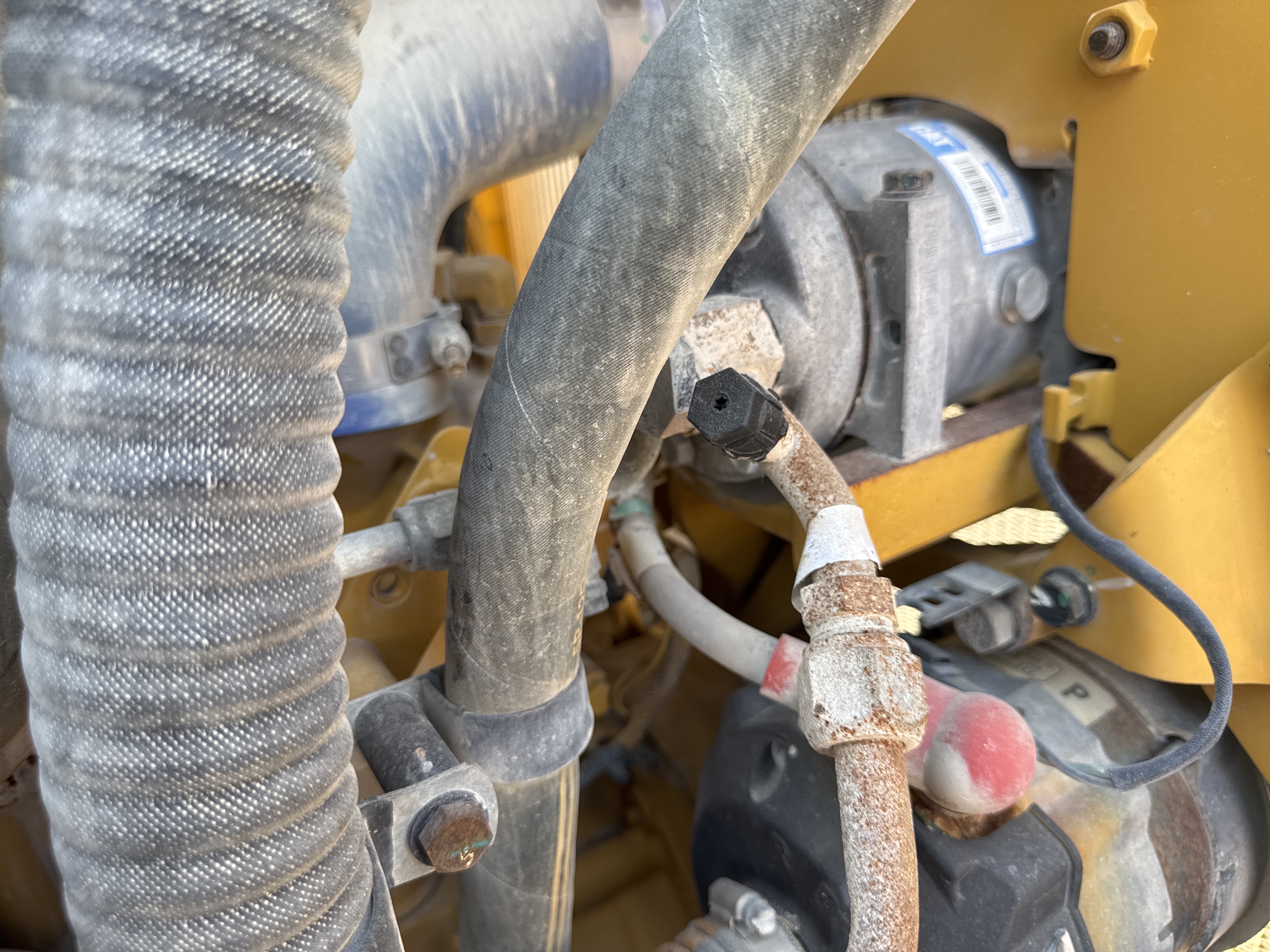 CDB-017-Cat-D8T-Crawler-dozers-inspection-Air-conditioning-Refrigerant-lines-1