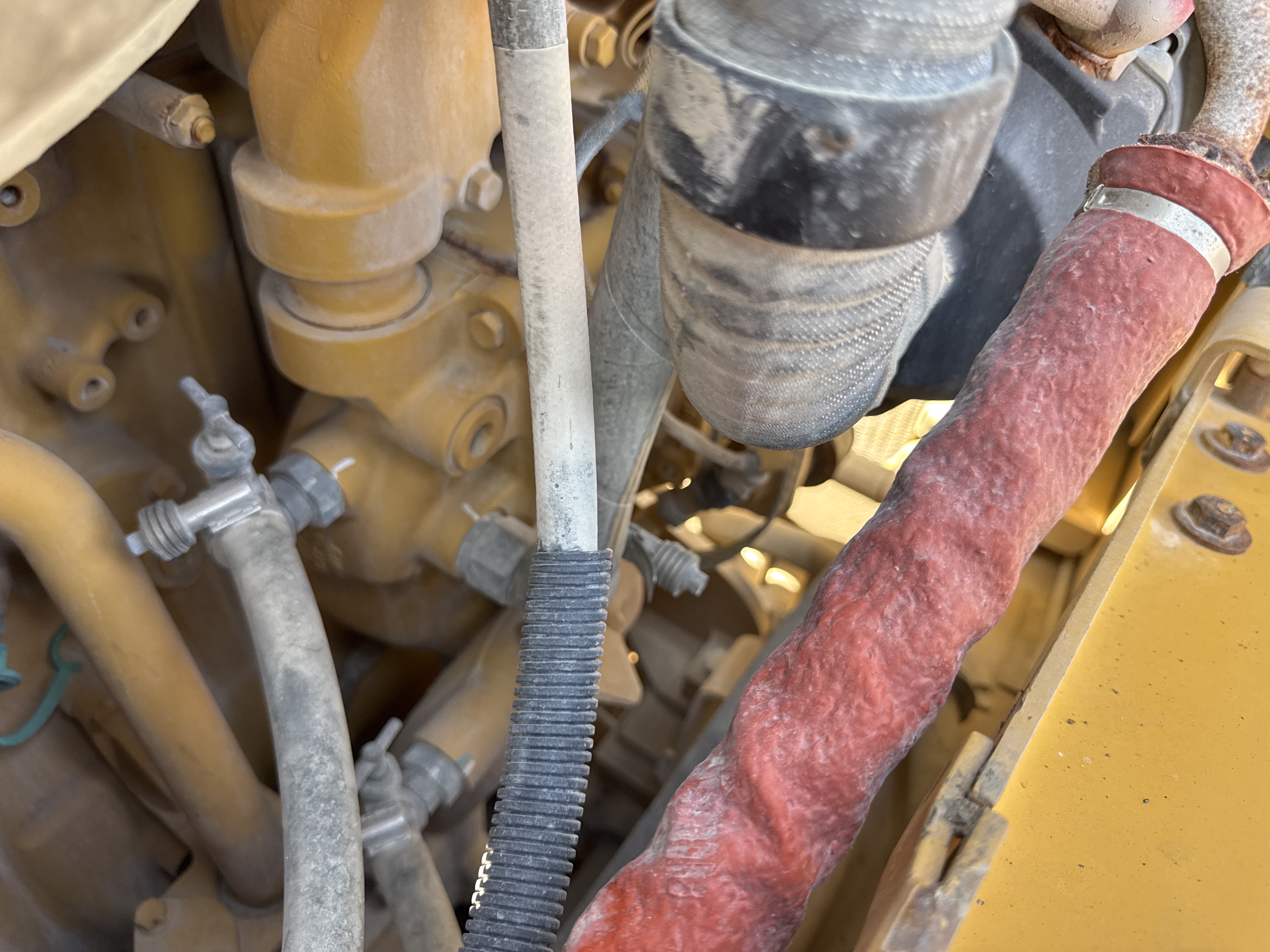 CDB-017-Cat-D8T-Crawler-dozers-inspection-Air-conditioning-Refrigerant-lines-1