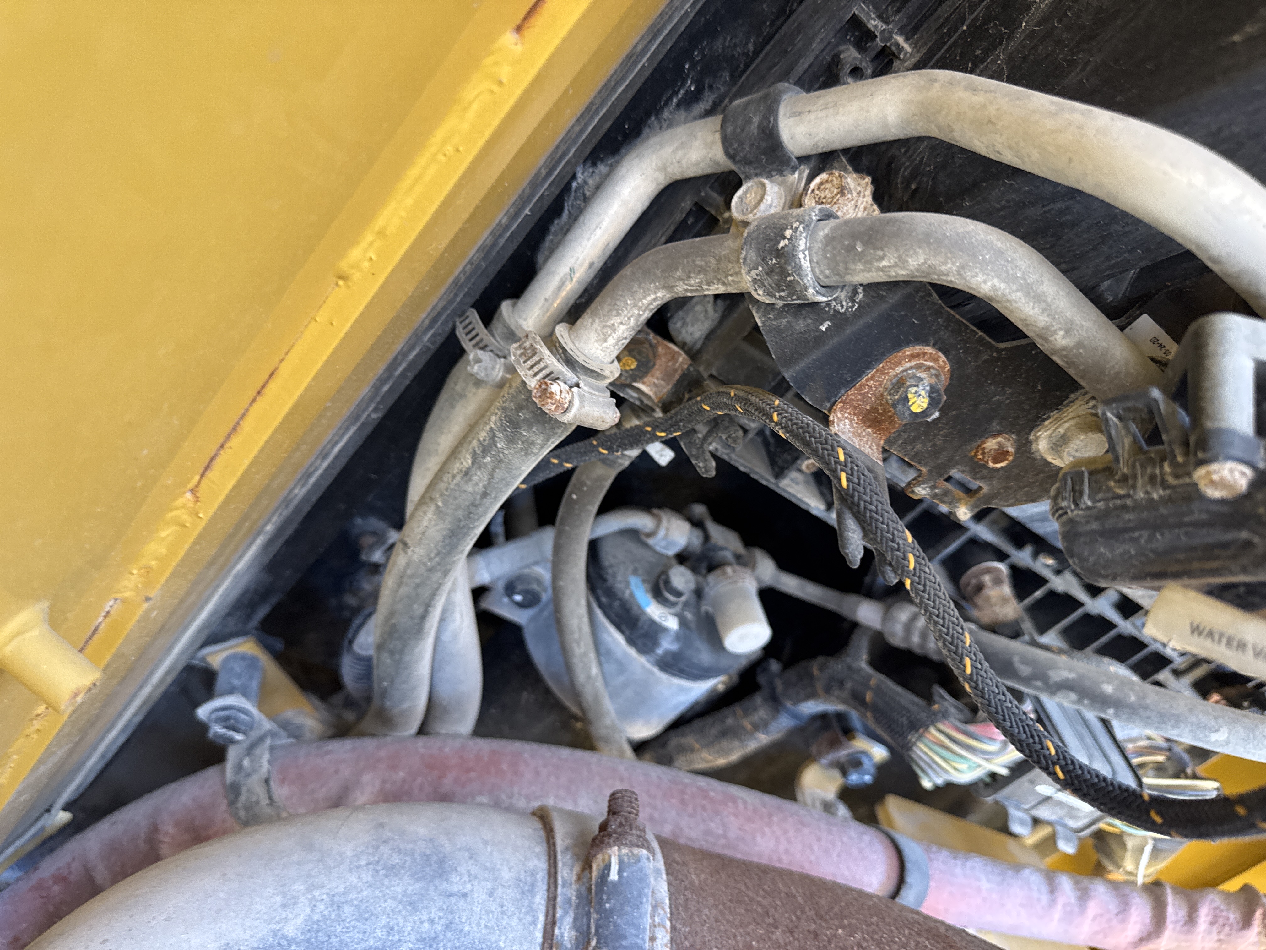 CDB-017-Cat-D8T-Crawler-dozers-inspection-Air-conditioning-Refrigerant-lines-1