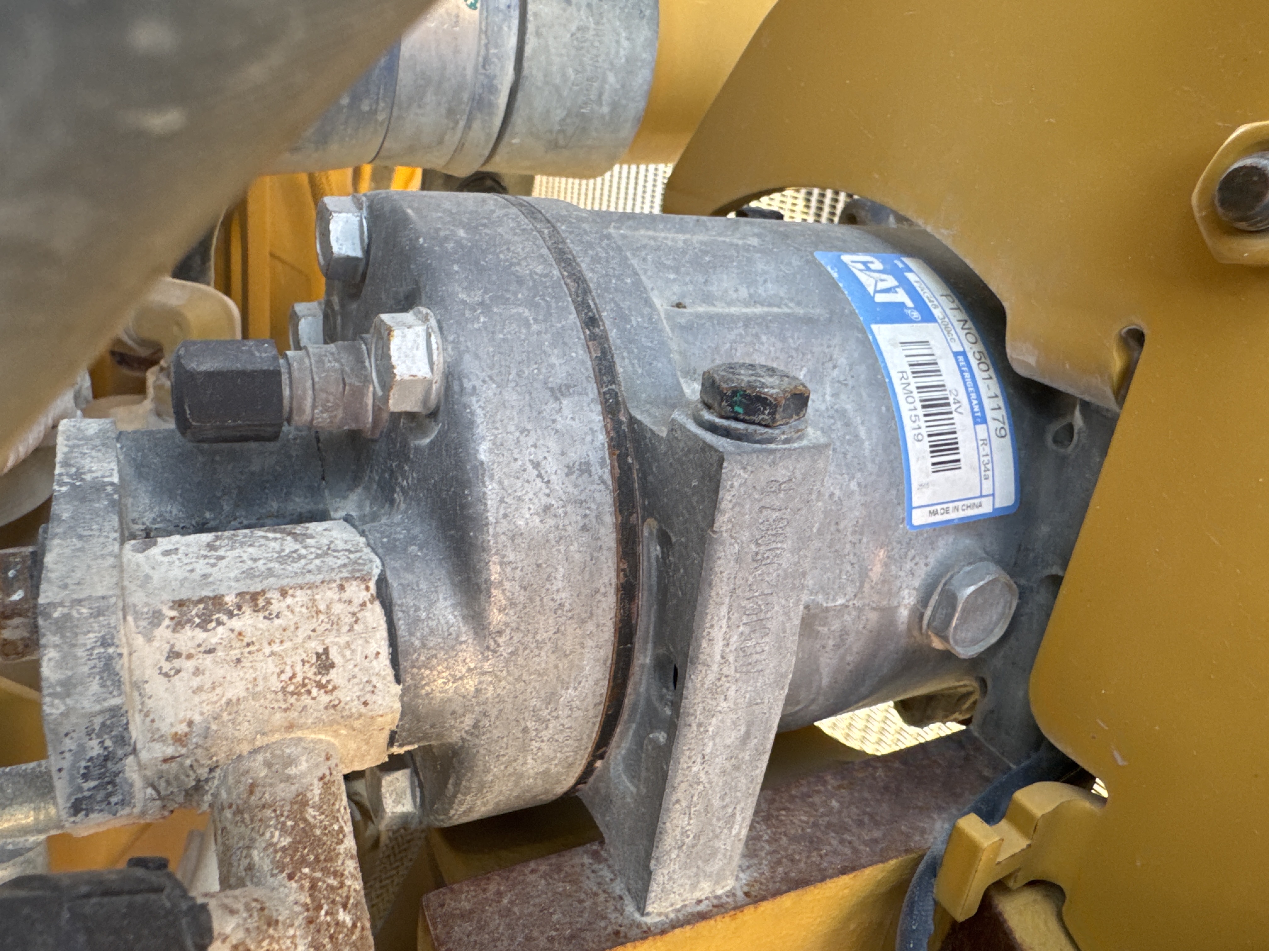 CDB-017-Cat-D8T-Crawler-dozers-inspection-Air-conditioning-A/C-compressor-1