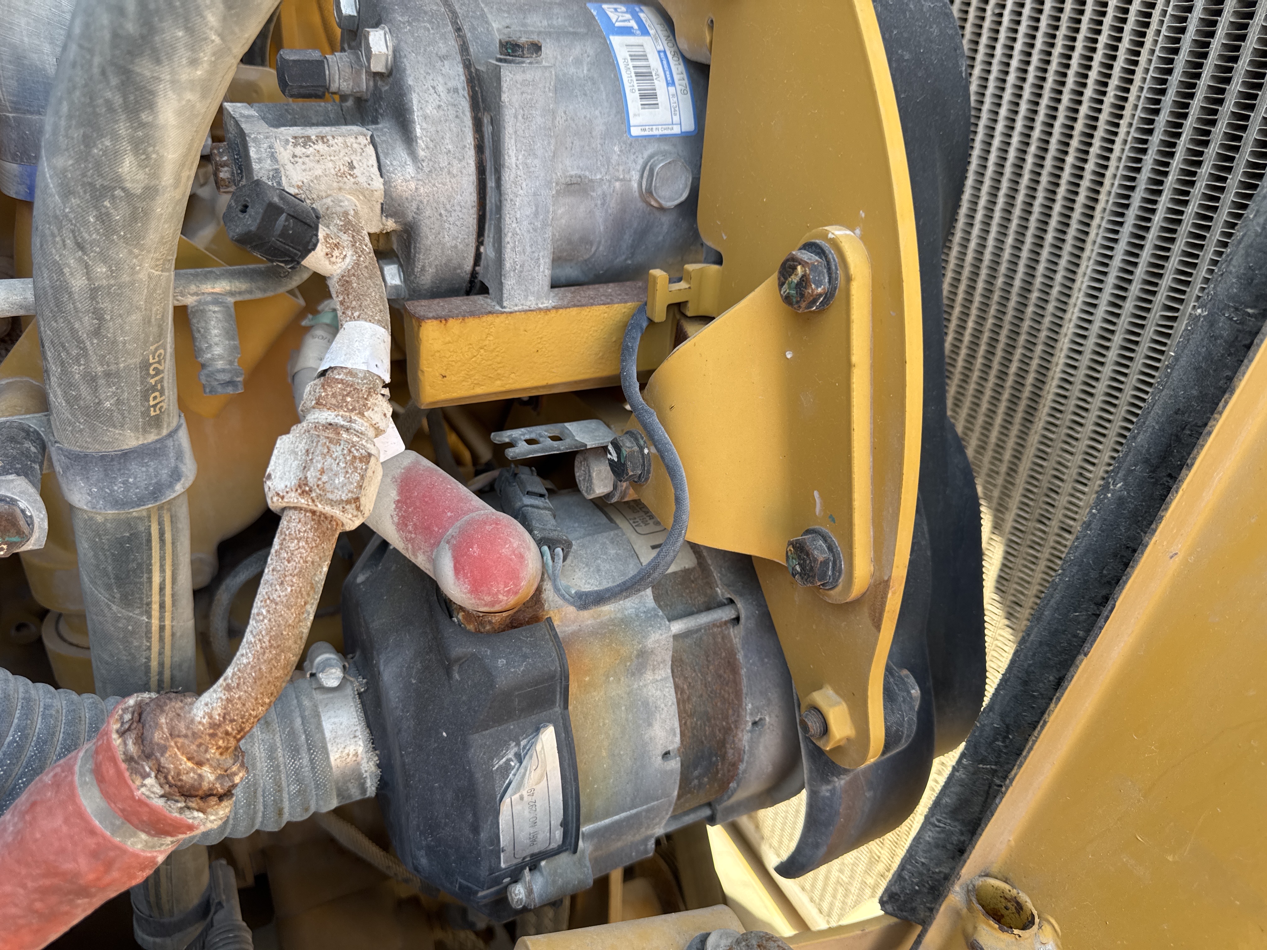 CDB-017-Cat-D8T-Crawler-dozers-inspection-Air-conditioning-A/C-compressor-1