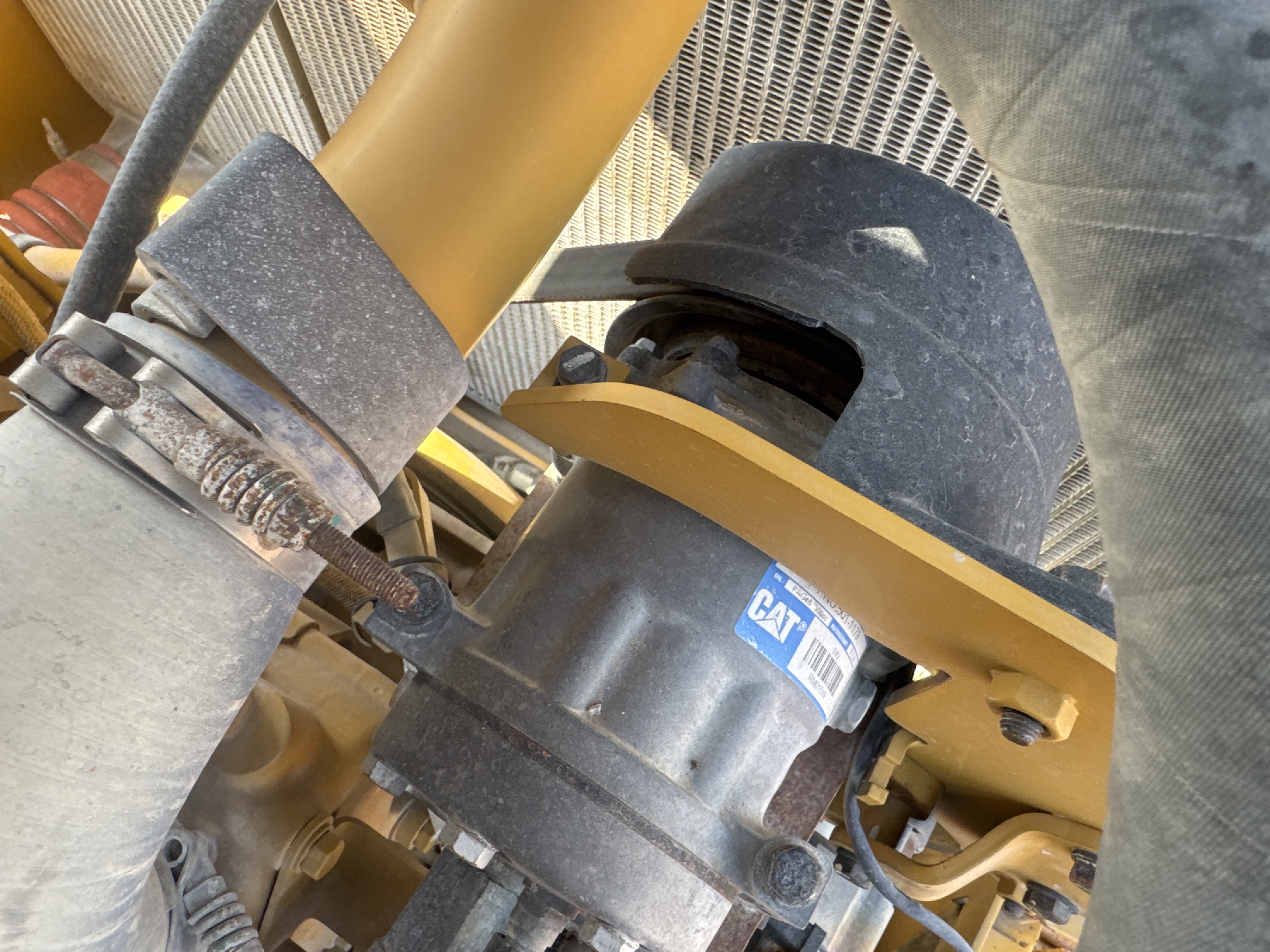 CDB-017-Cat-D8T-Crawler-dozers-inspection-Air-conditioning-A/C-compressor-1