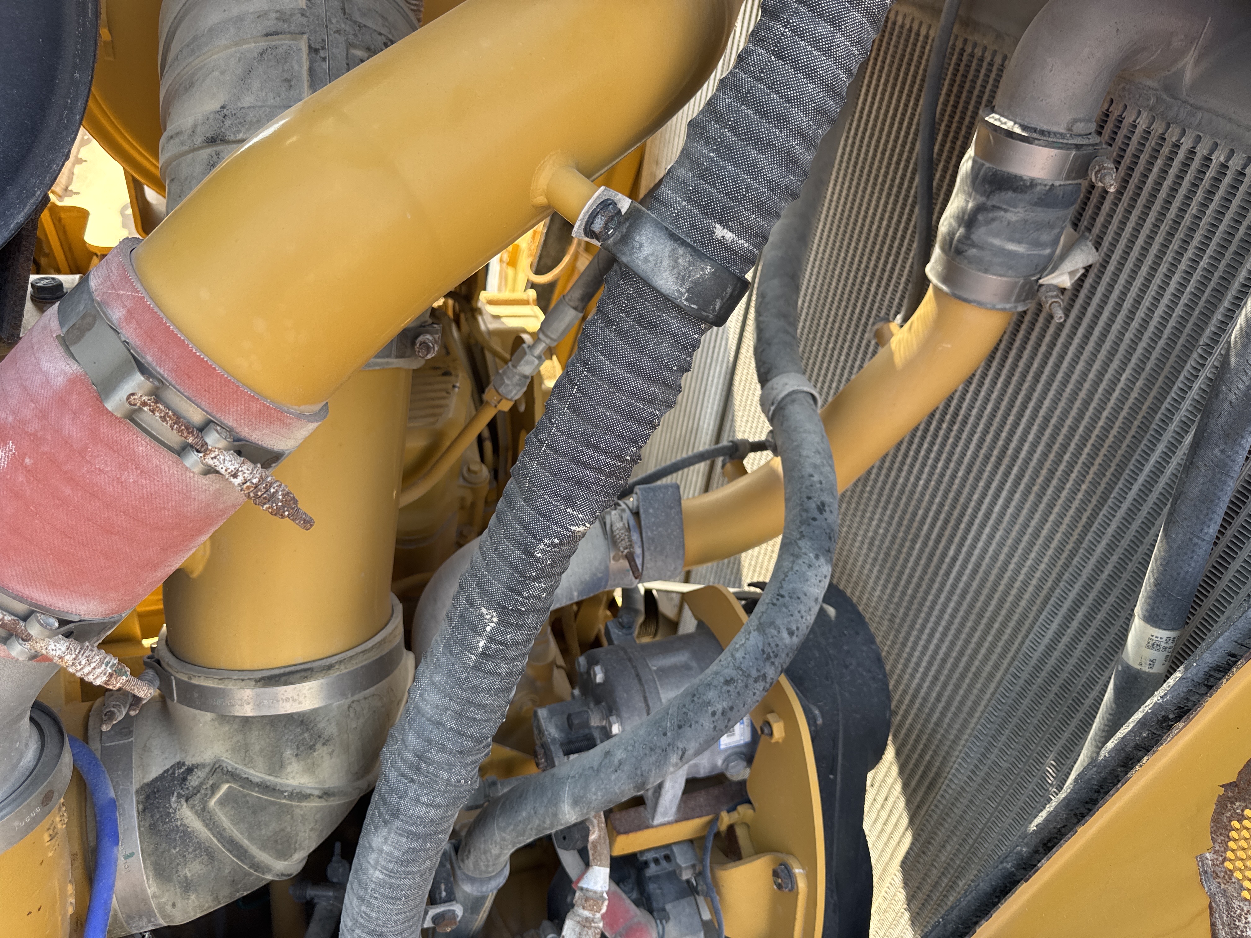 CDB-017-Cat-D8T-Crawler-dozers-inspection-Engine-Hoses-1