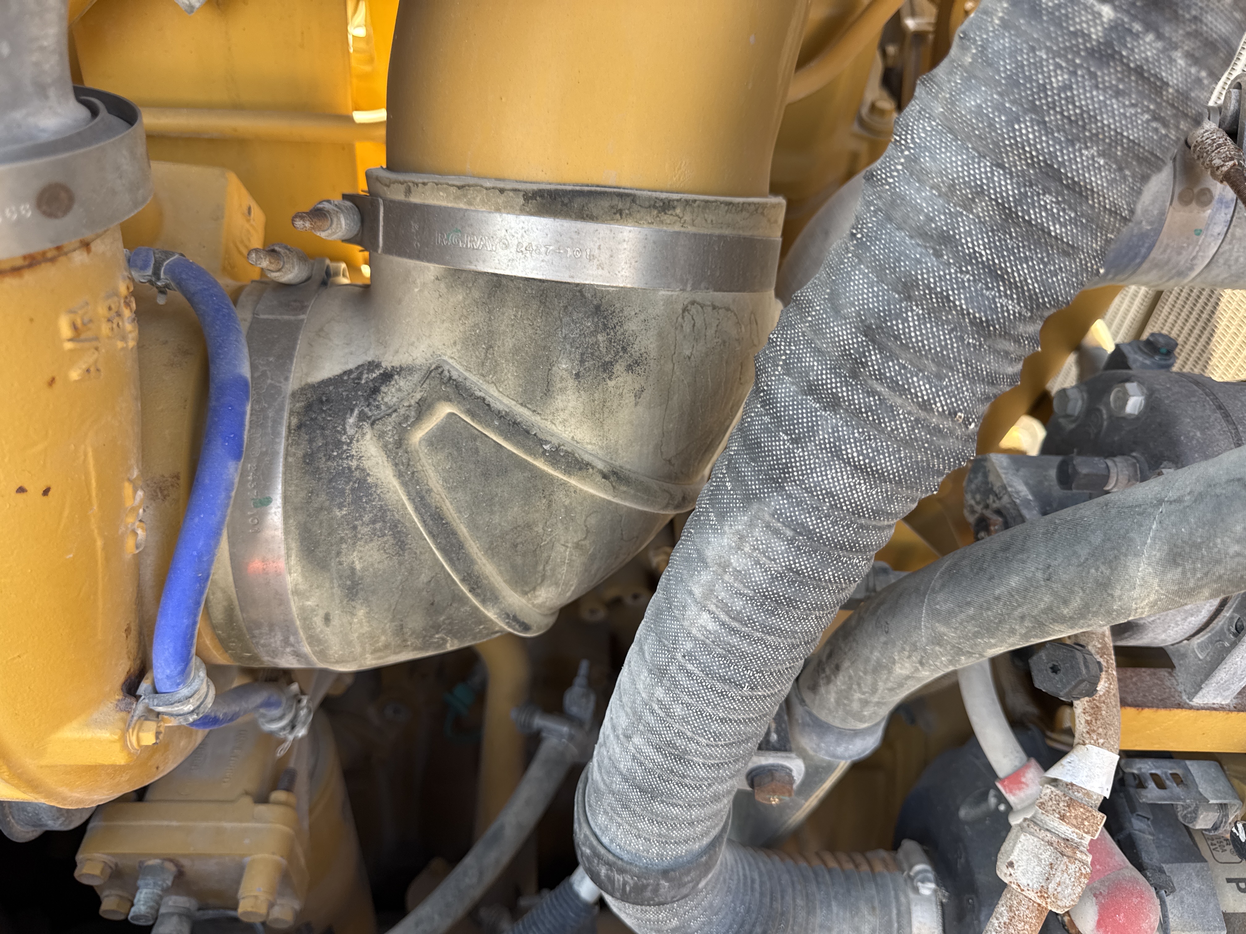 CDB-017-Cat-D8T-Crawler-dozers-inspection-Engine-Hoses-1