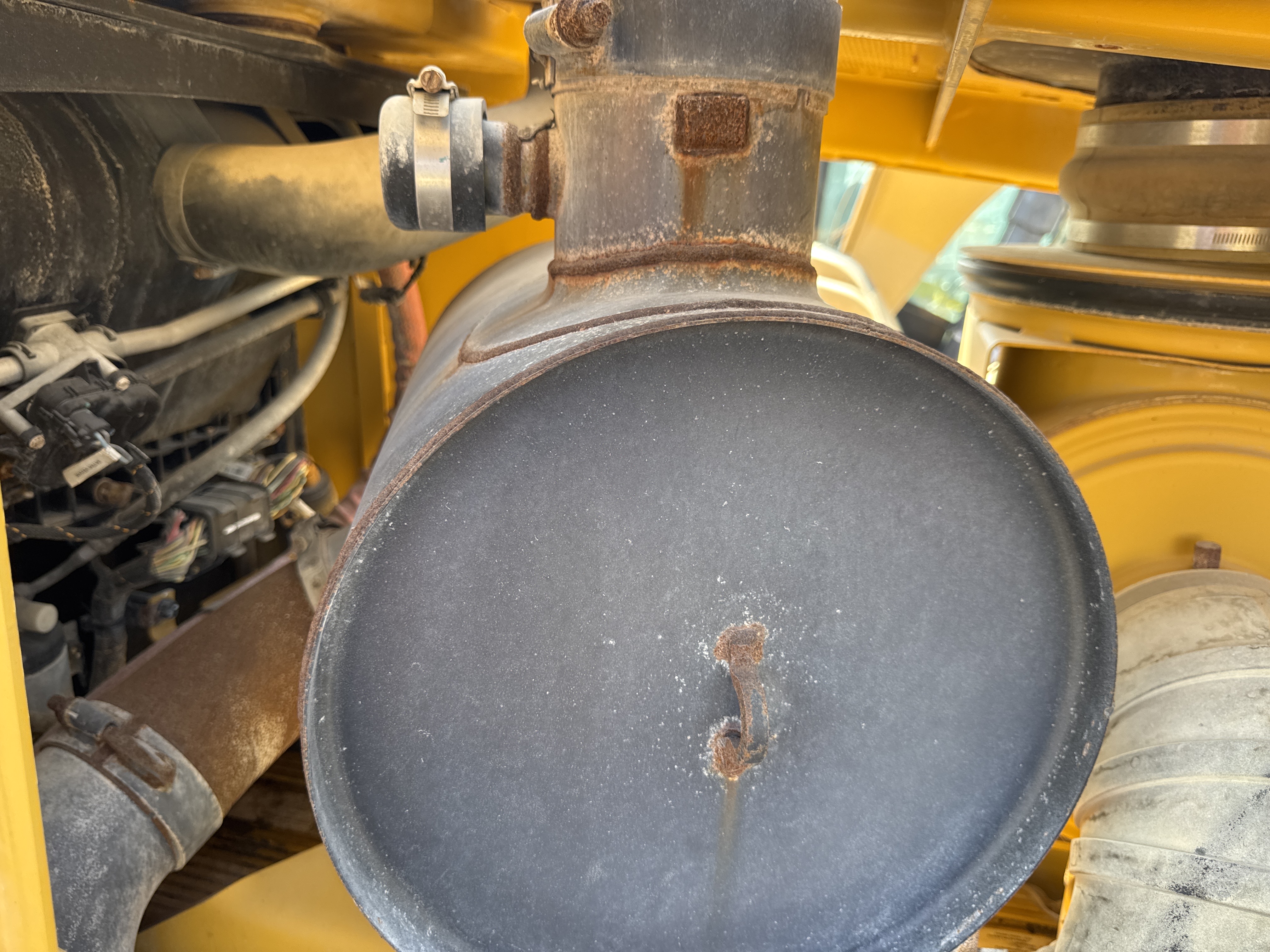 CDB-017-Cat-D8T-Crawler-dozers-inspection-Engine-Exhaust-system-1