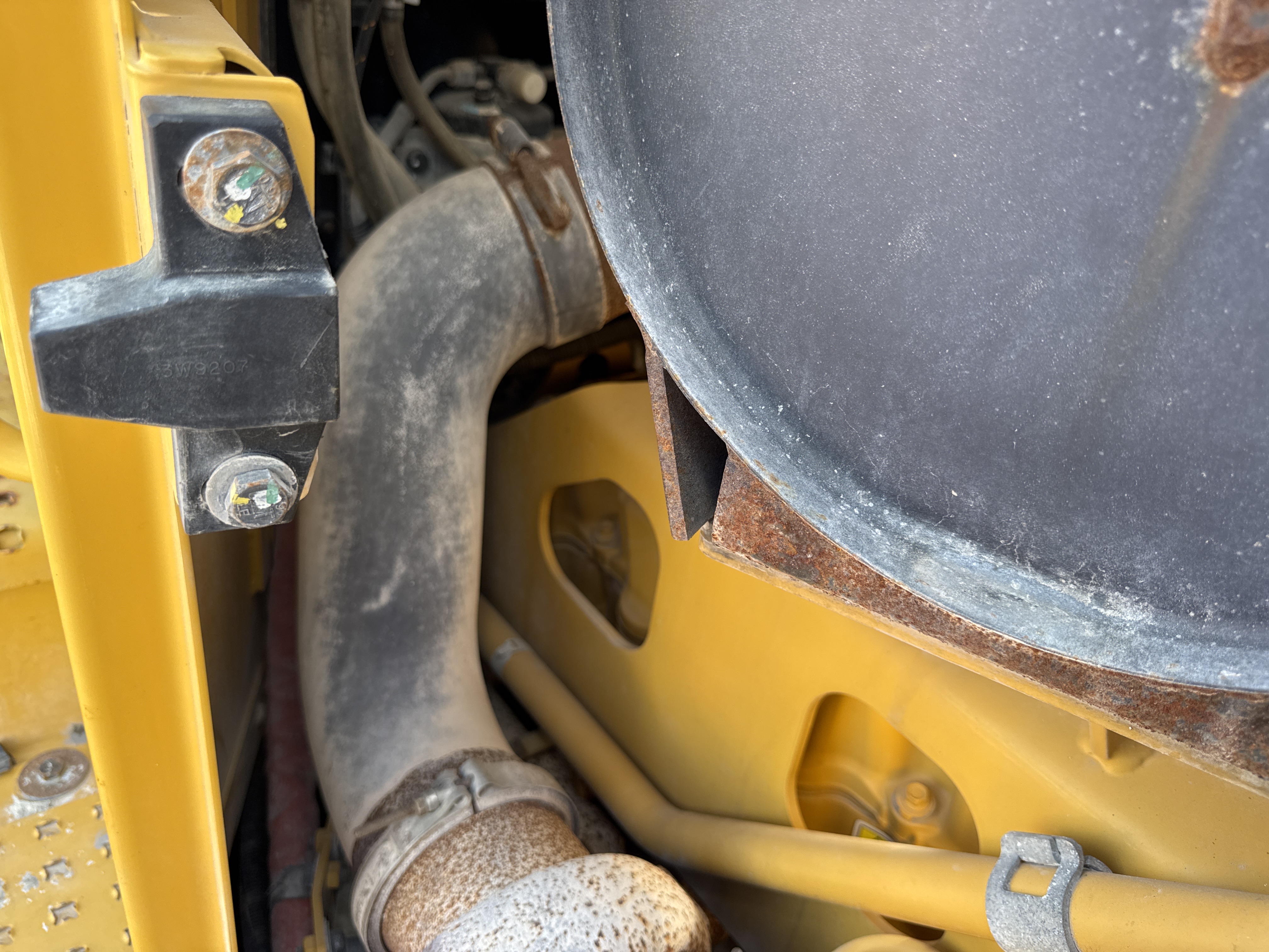 CDB-017-Cat-D8T-Crawler-dozers-inspection-Engine-Exhaust-system-1