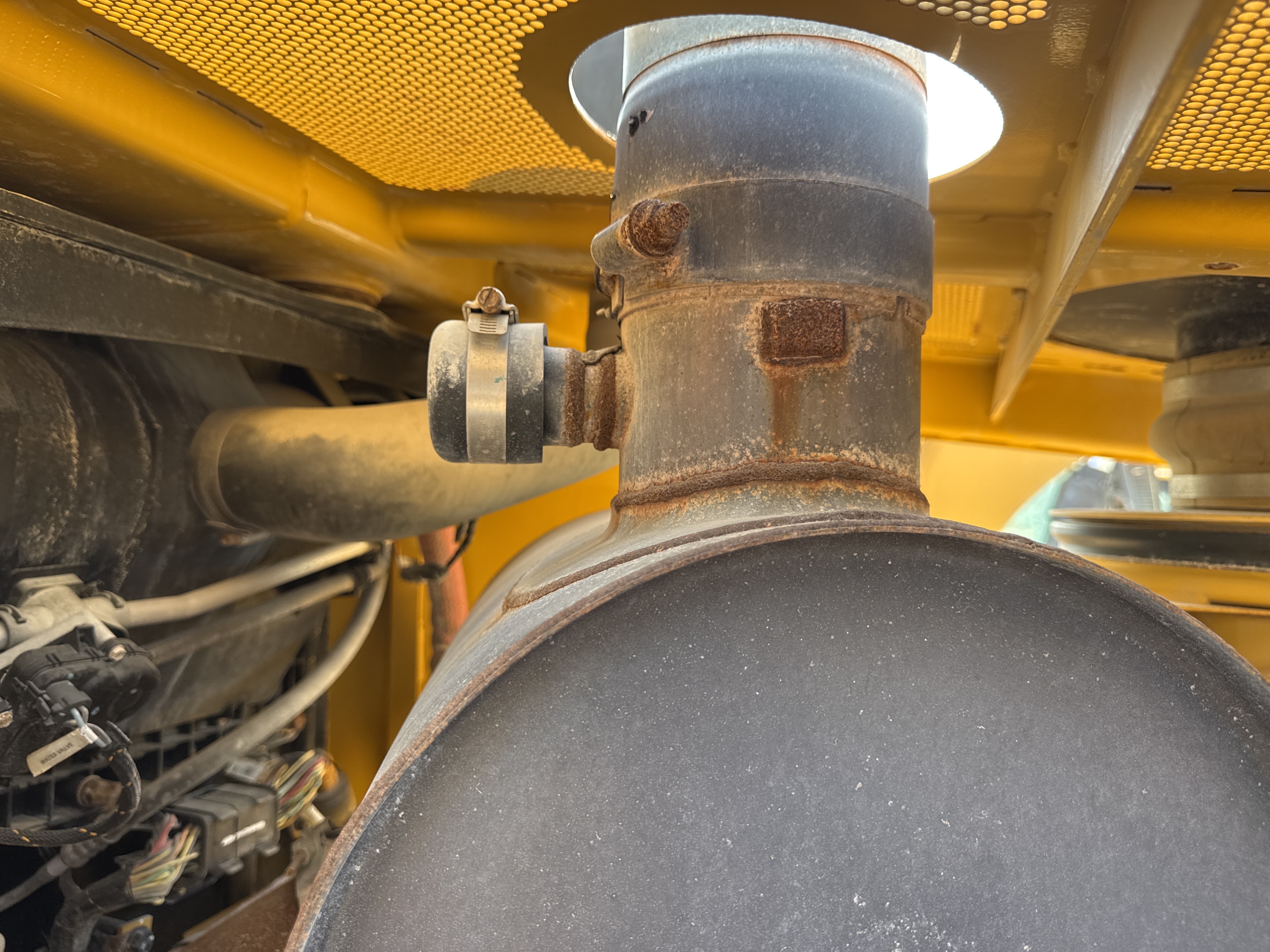 CDB-017-Cat-D8T-Crawler-dozers-inspection-Engine-Exhaust-system-1