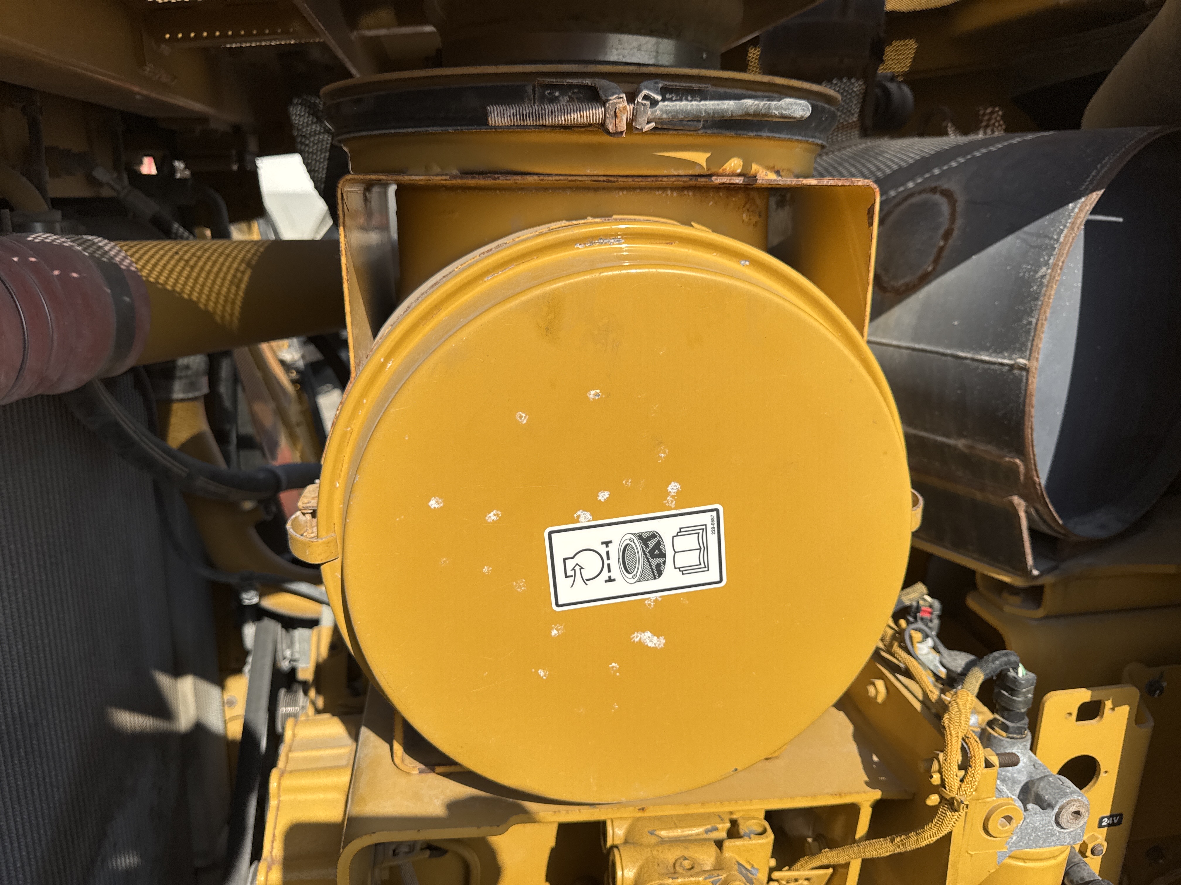 CDB-017-Cat-D8T-Crawler-dozers-inspection-Engine-Air-intake-system-1