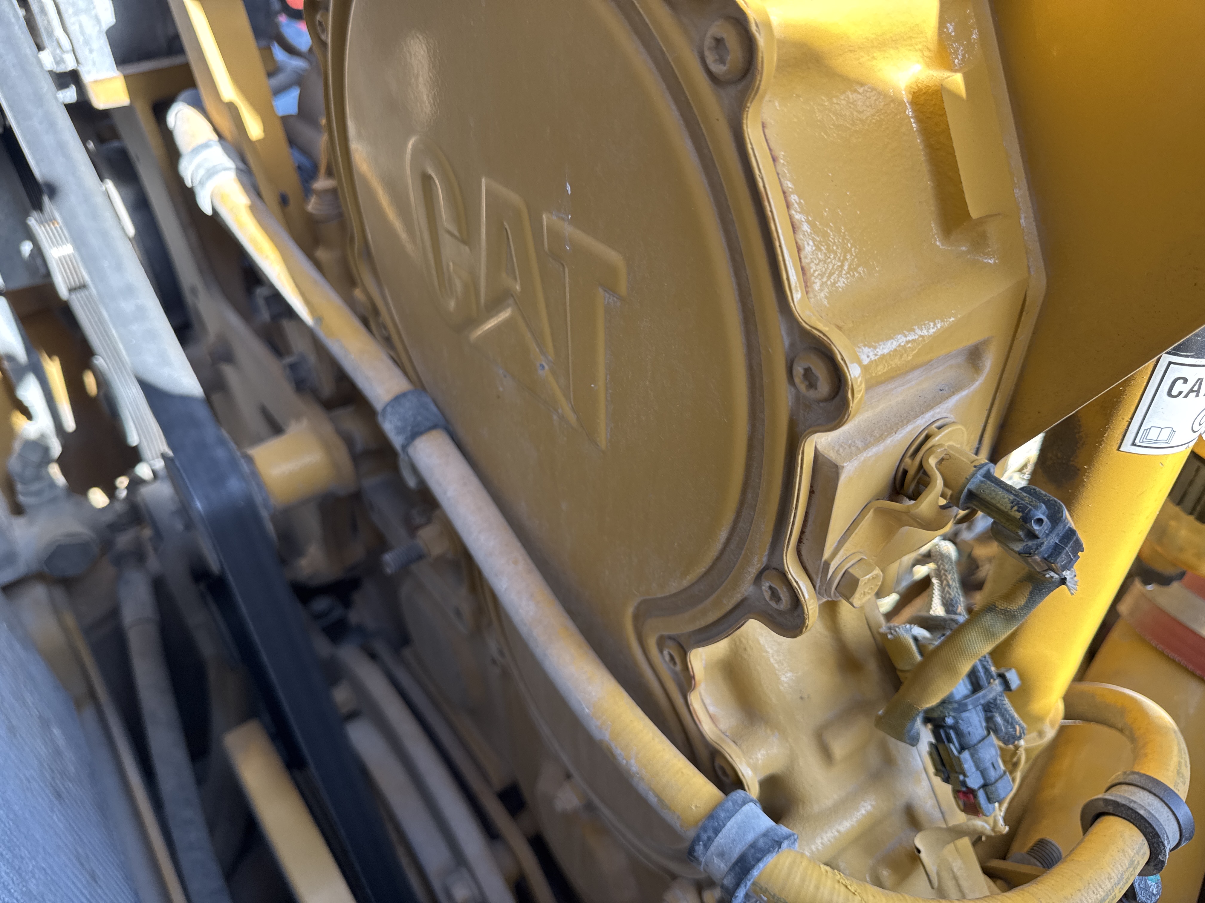 CDB-017-Cat-D8T-Crawler-dozers-inspection-Engine-Engine-oil-leaks-1