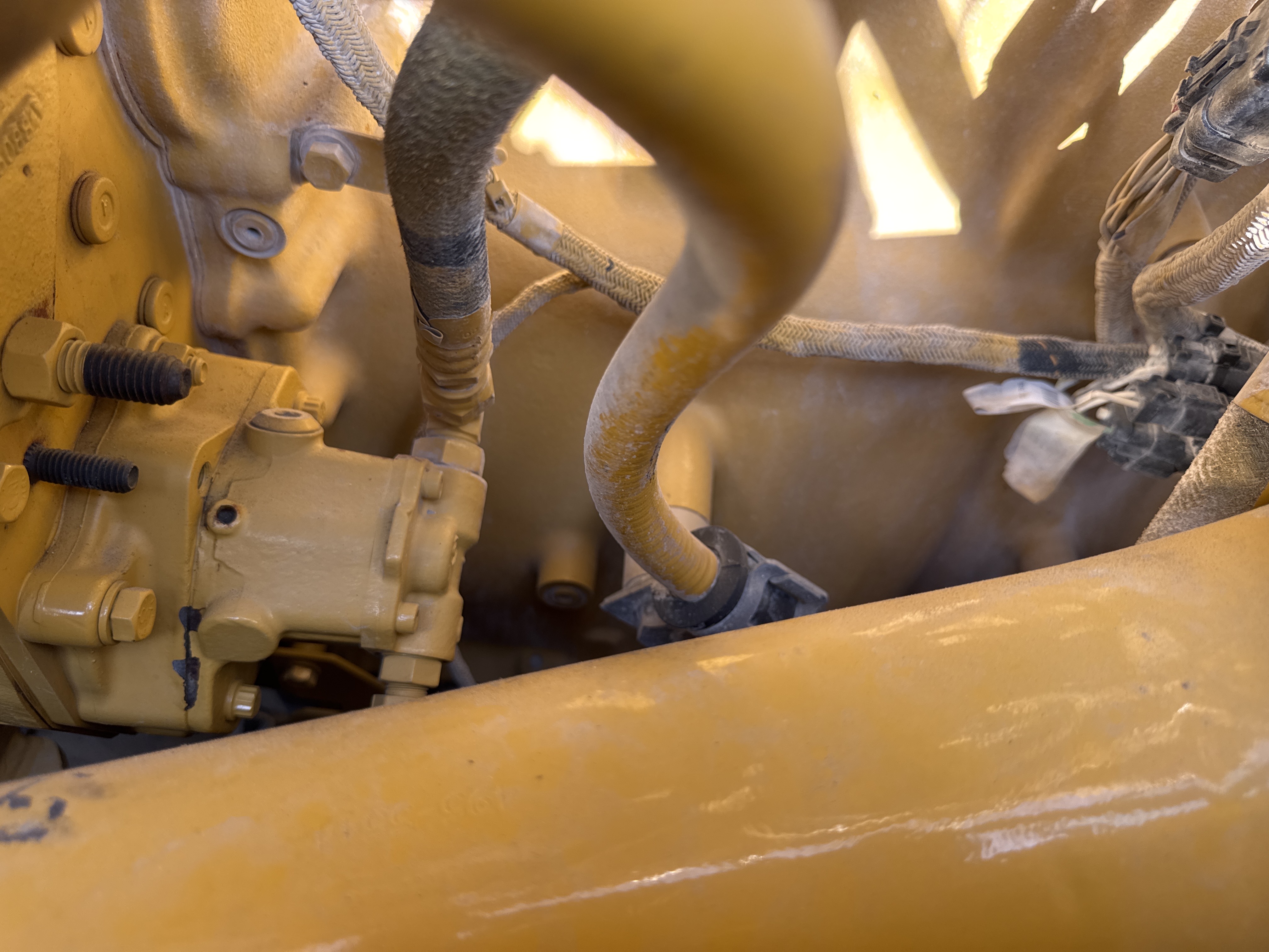 CDB-017-Cat-D8T-Crawler-dozers-inspection-Engine-Engine-oil-leaks-1