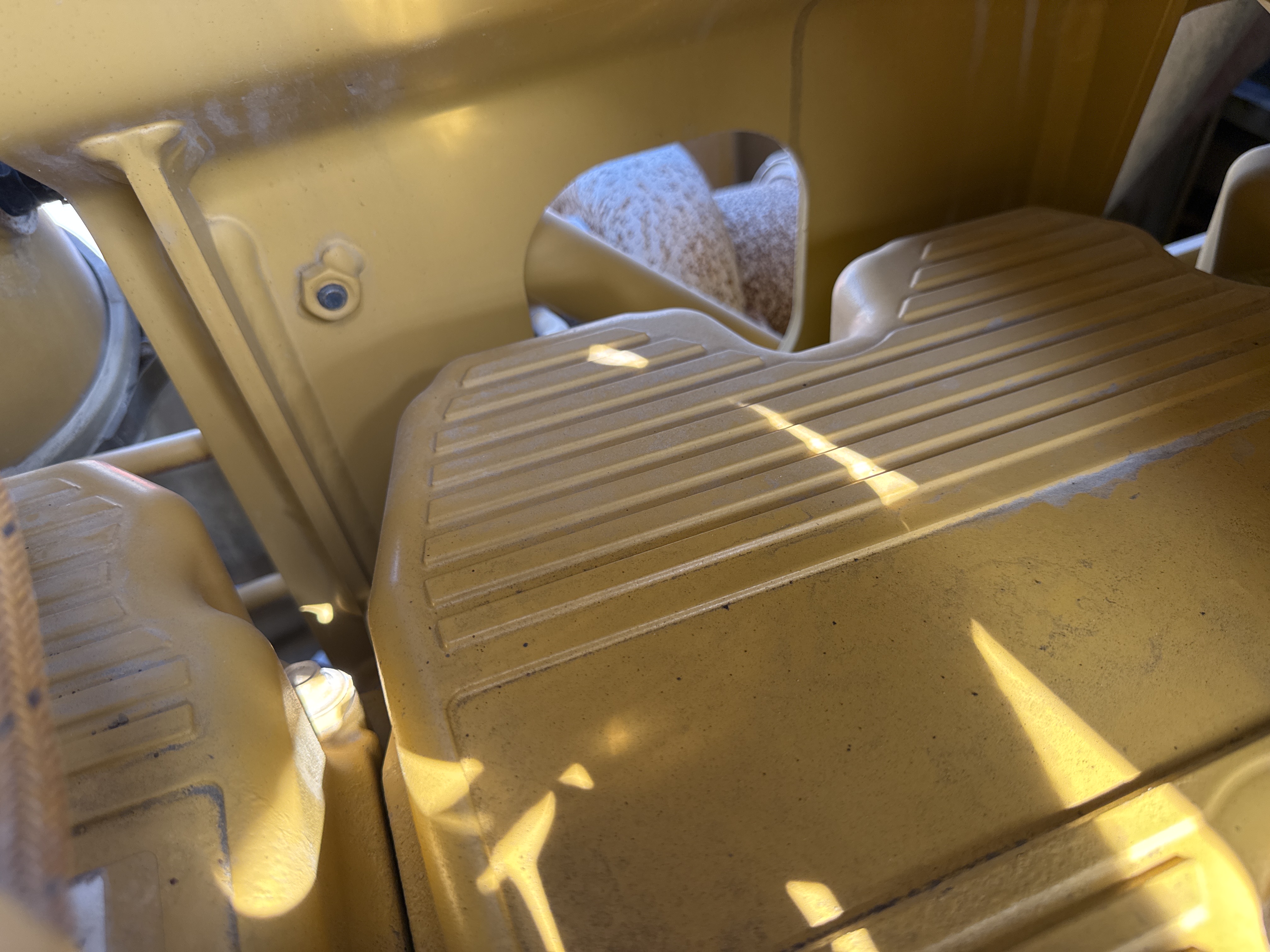 CDB-017-Cat-D8T-Crawler-dozers-inspection-Engine-Engine-oil-leaks-1