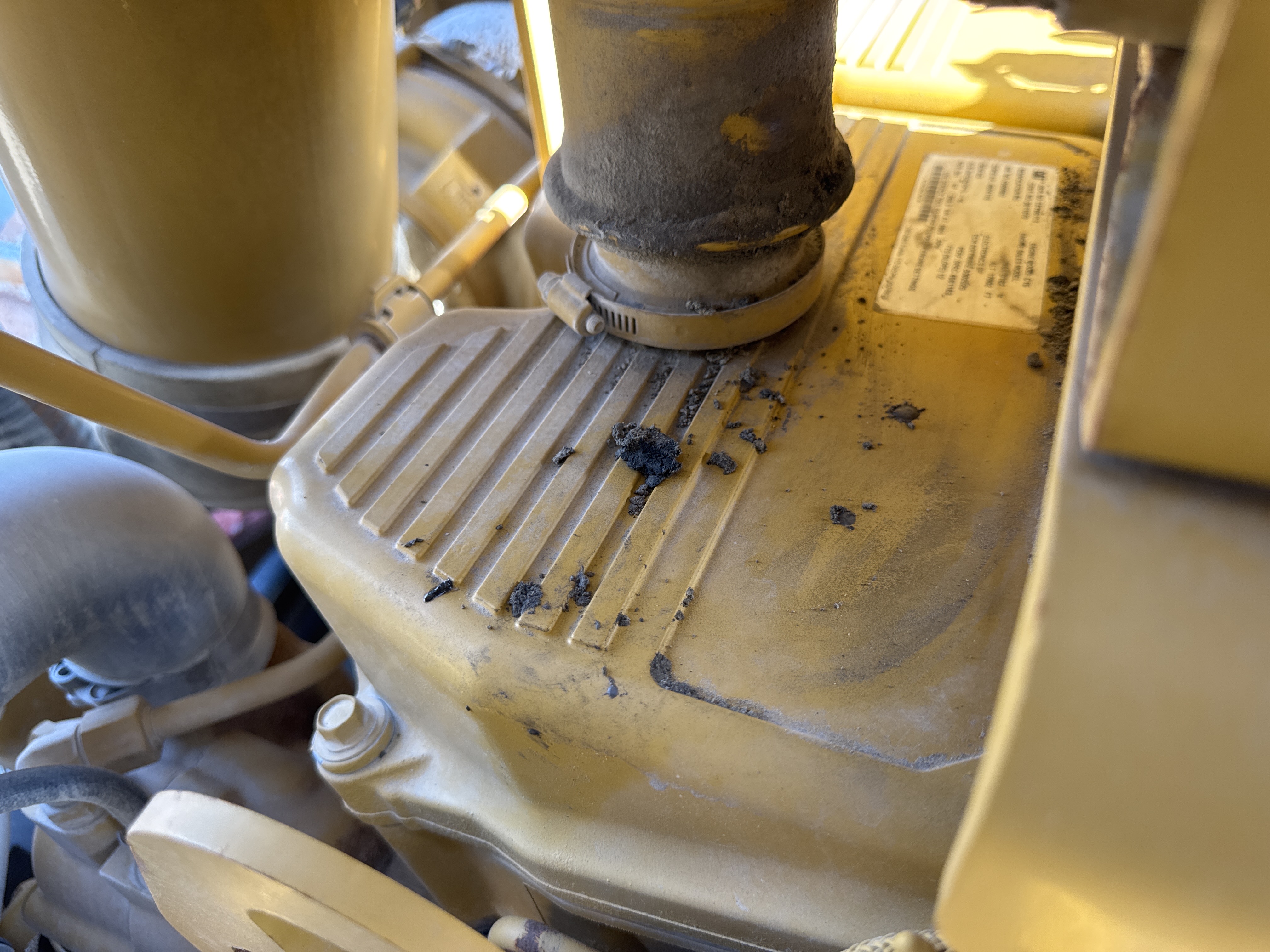CDB-017-Cat-D8T-Crawler-dozers-inspection-Engine-Engine-oil-leaks-1