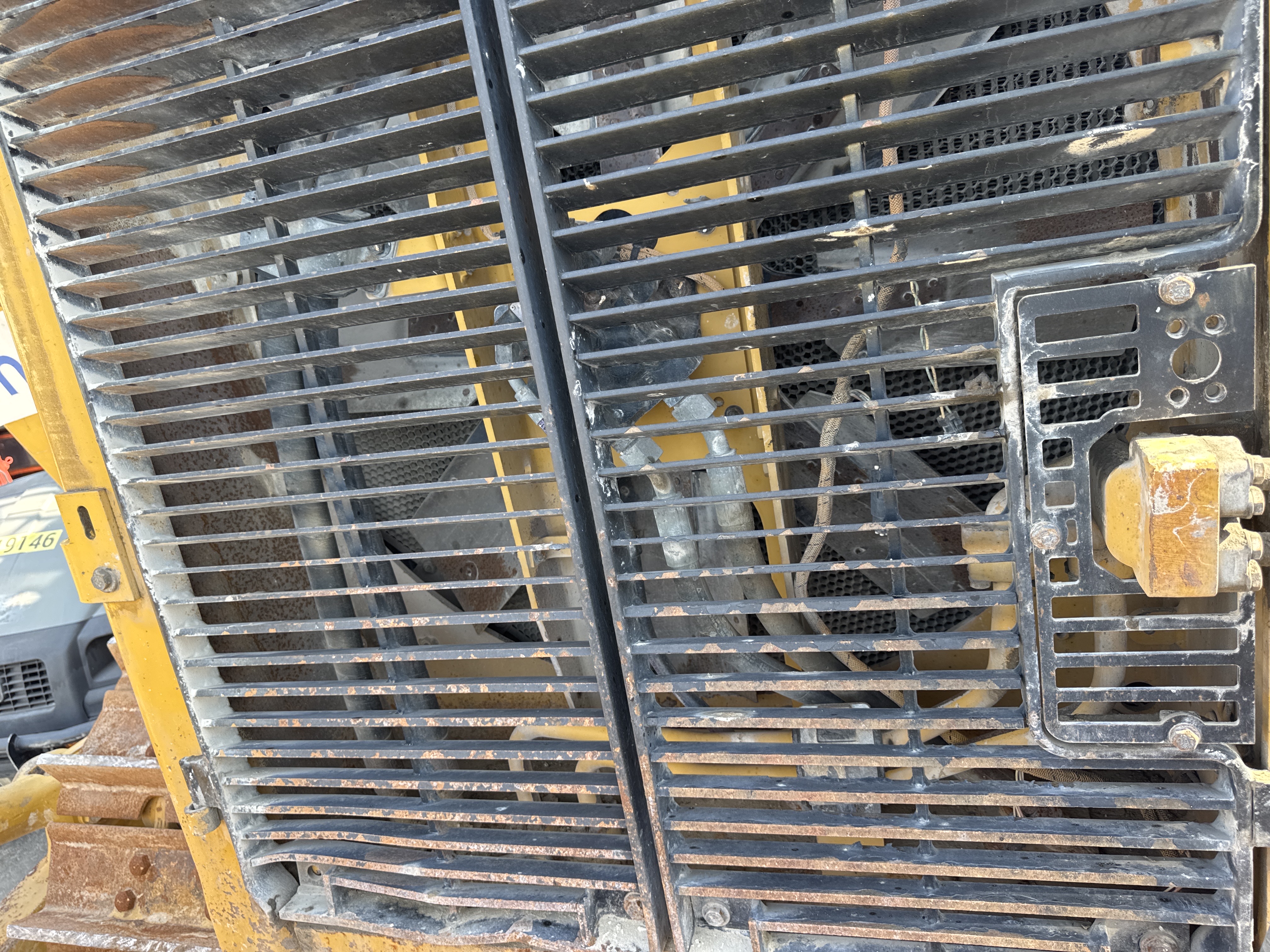 CDB-017-Cat-D8T-Crawler-dozers-inspection-Engine-Radiator,-condenser,-intercooler,-hydraulic-cooler-1