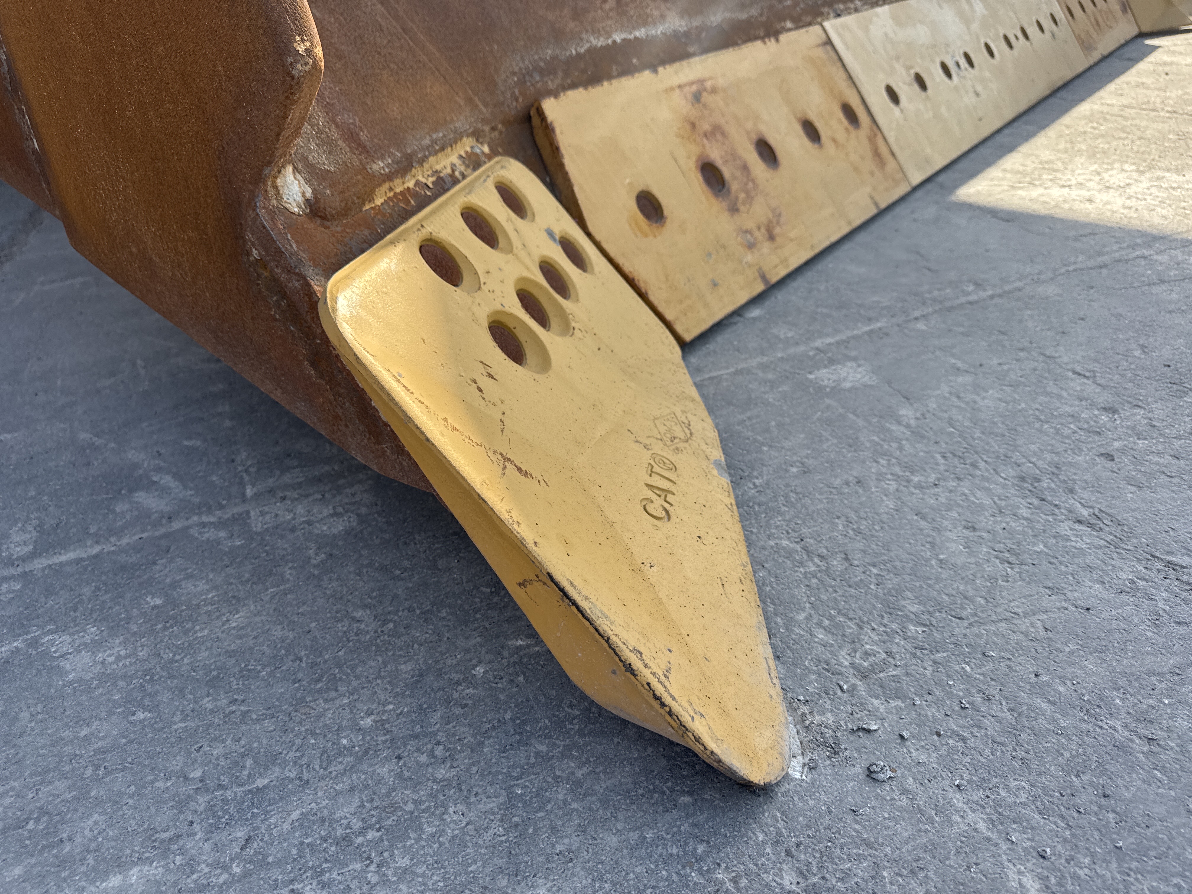 CDB-017-Cat-D8T-Crawler-dozers-inspection-Attachment-Dozer-blade-cutting-edge-1